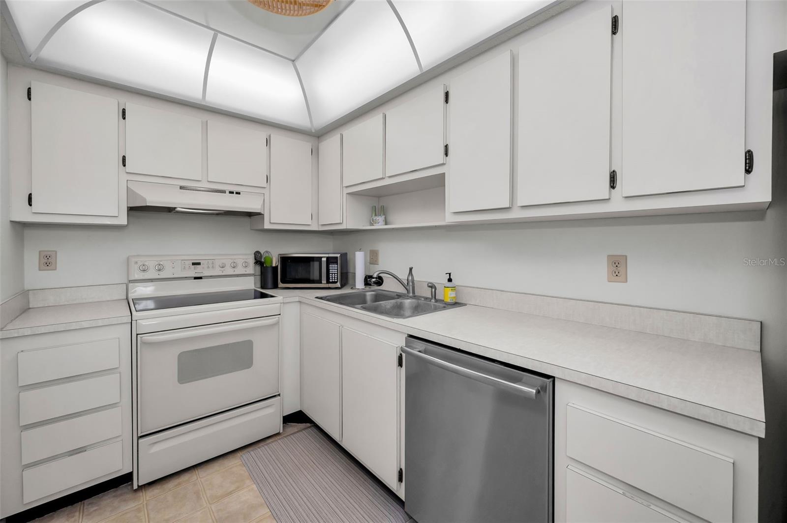 Listing photo id 19 for 1750 Belleair Forest Drive C12