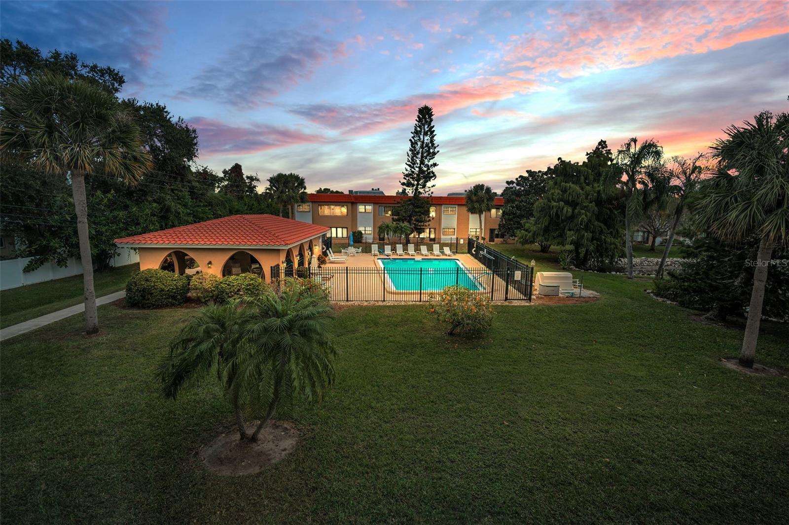 Listing photo id 33 for 1750 Belleair Forest Drive C12