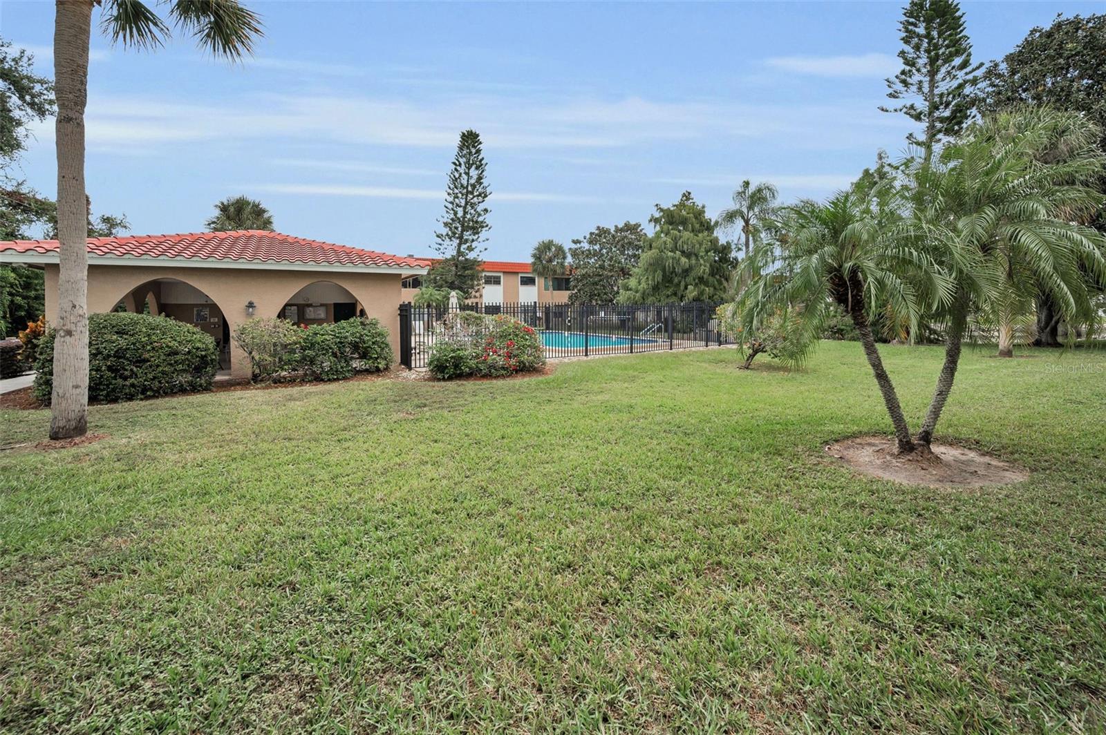 Listing photo id 34 for 1750 Belleair Forest Drive C12