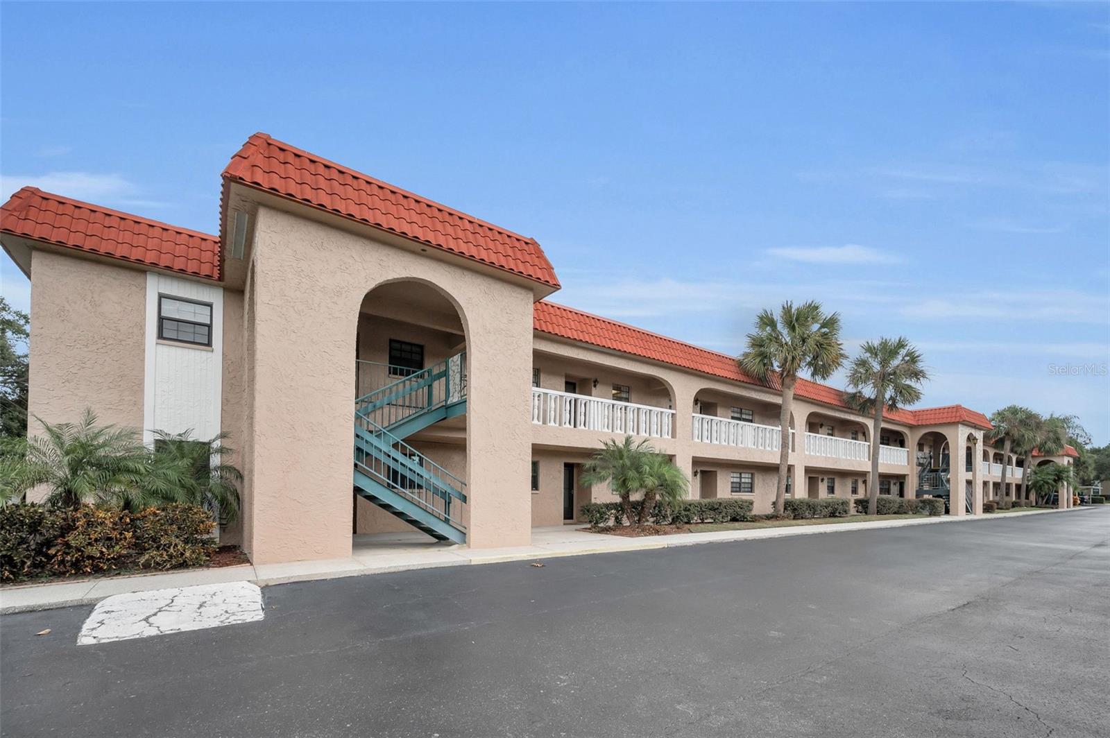 Listing photo id 3 for 1750 Belleair Forest Drive C12