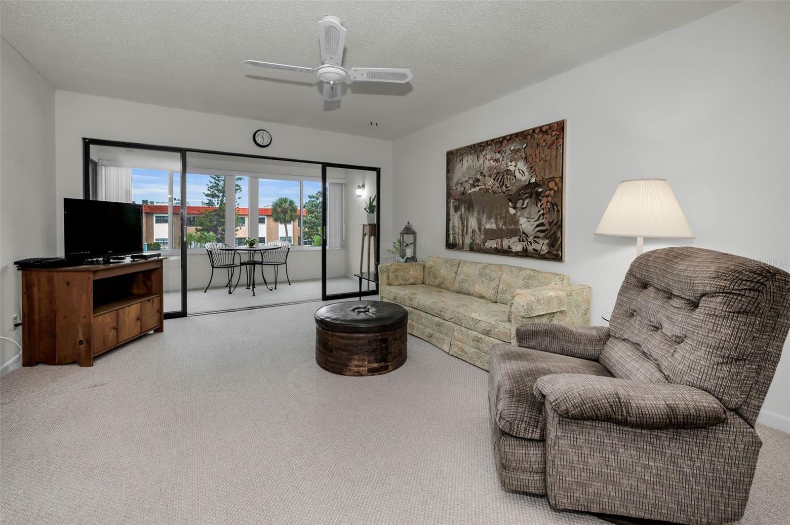 Listing photo id 7 for 1750 Belleair Forest Drive C12
