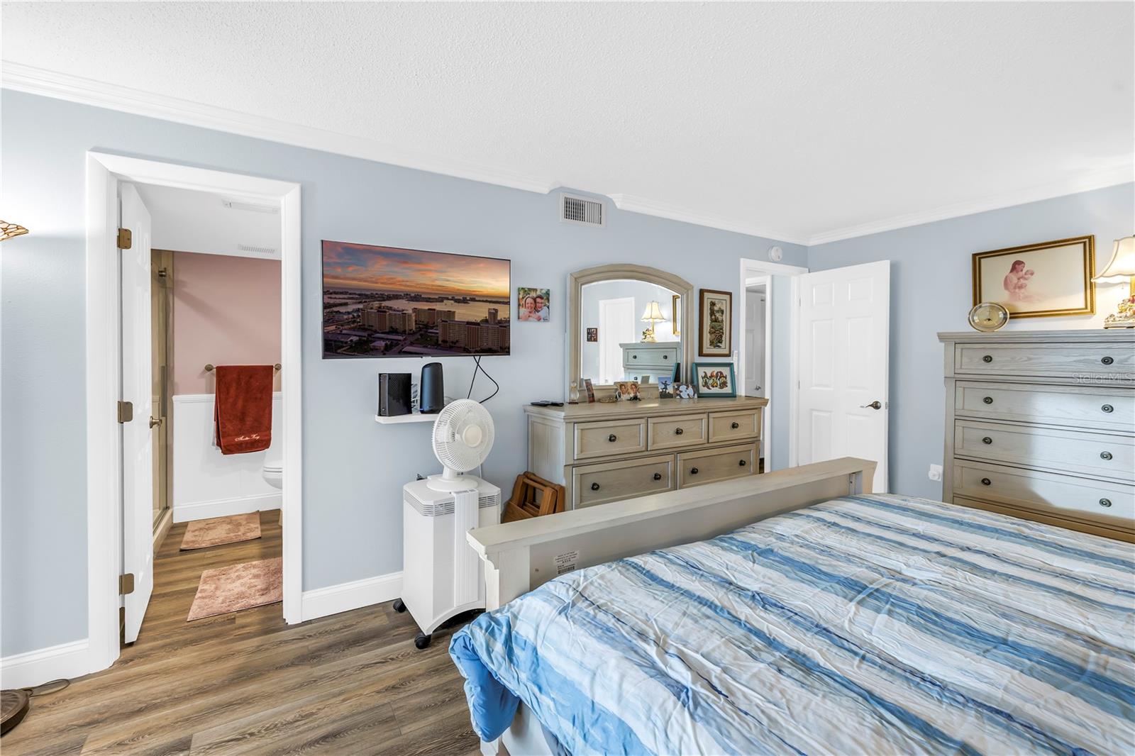 Image 15 of 73 For 4525 Cove Circle 102