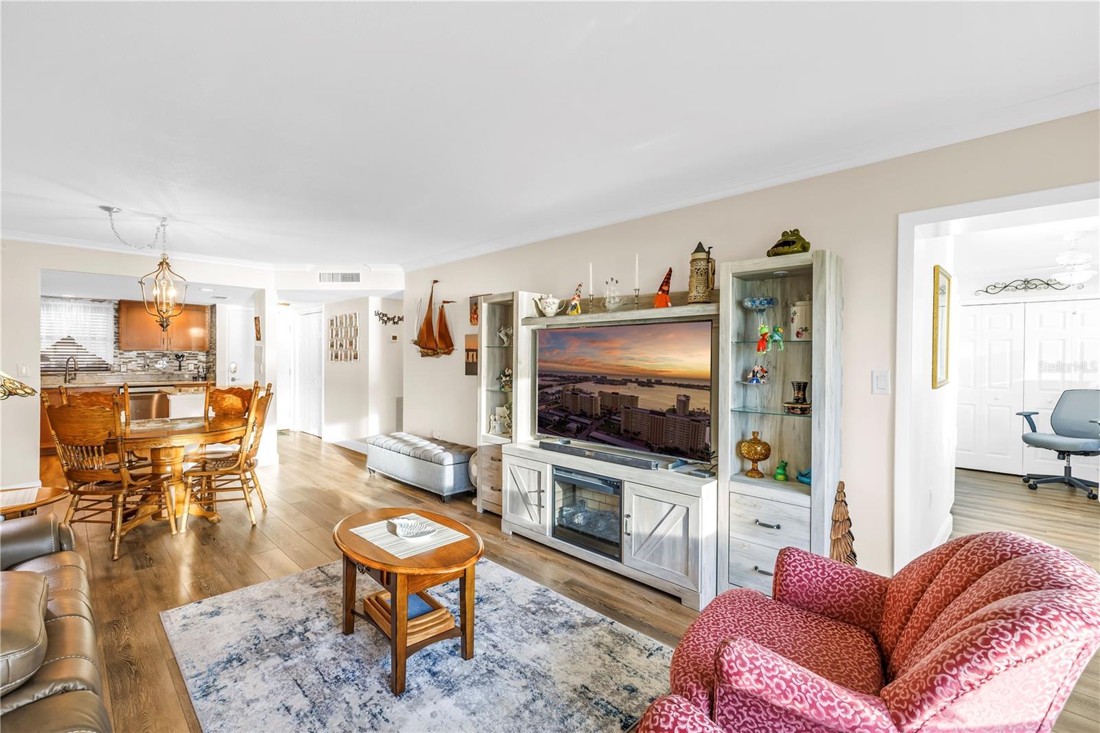 Image 23 of 73 For 4525 Cove Circle 102