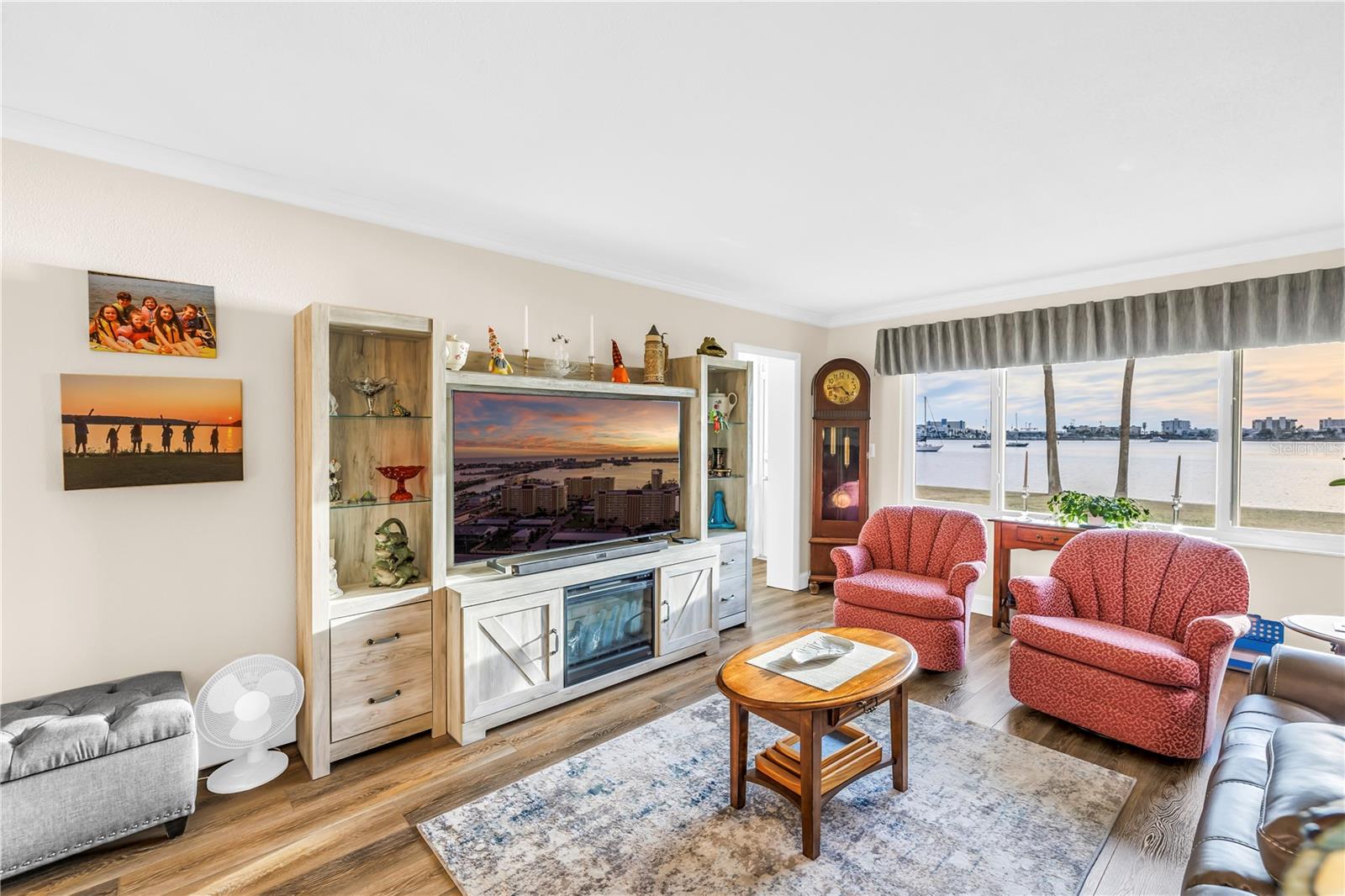 Image 26 of 73 For 4525 Cove Circle 102