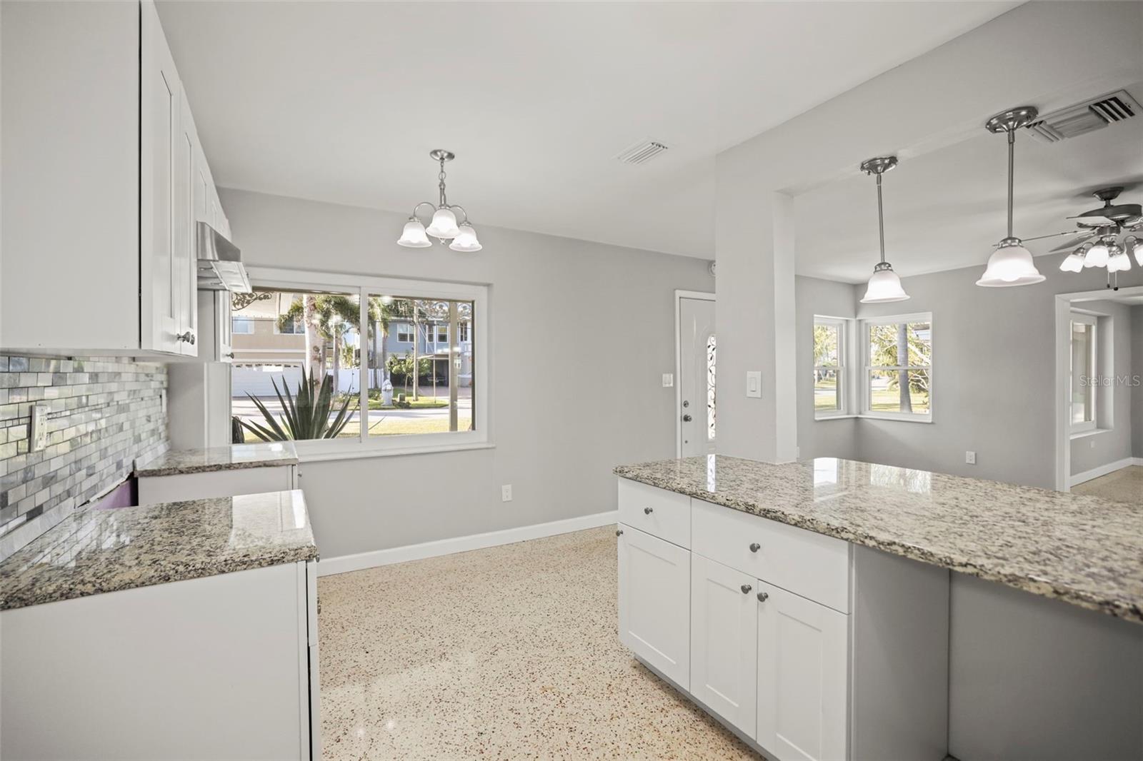 Image 4 of 80 For 560 Baywood Drive S