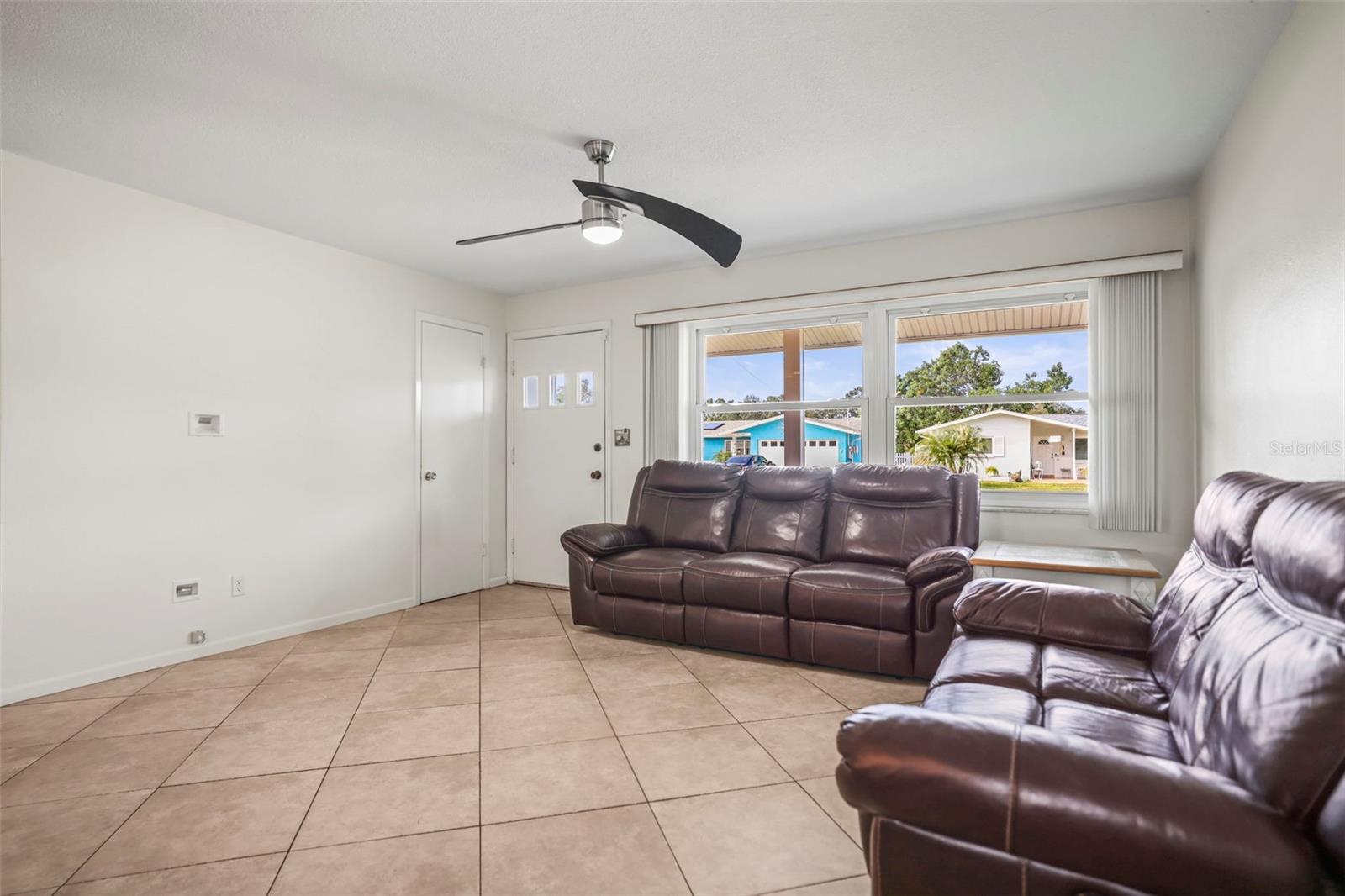 Image 11 of 40 For 1215 Lazy Lake Road E