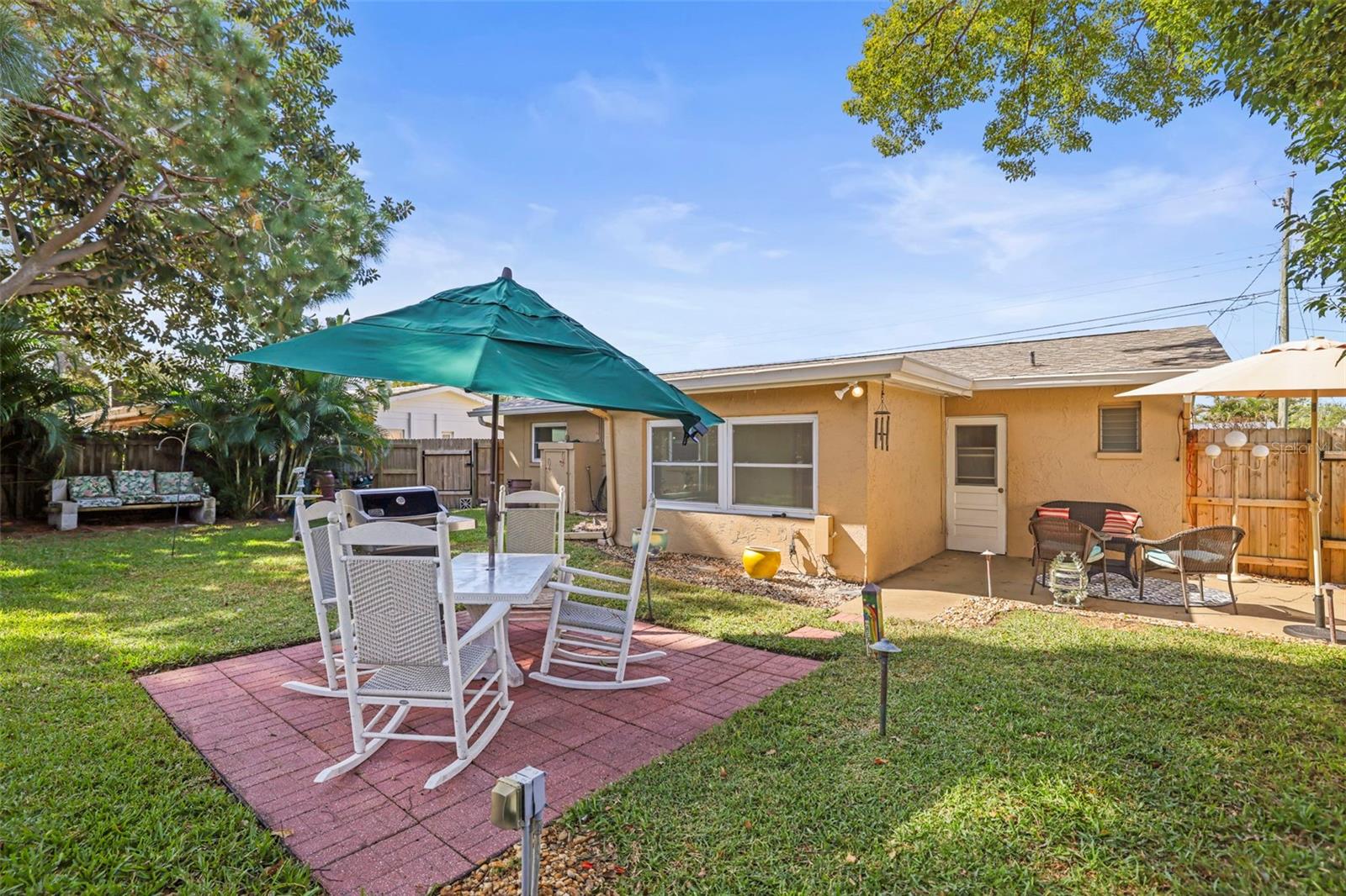 Image 17 of 40 For 1215 Lazy Lake Road E