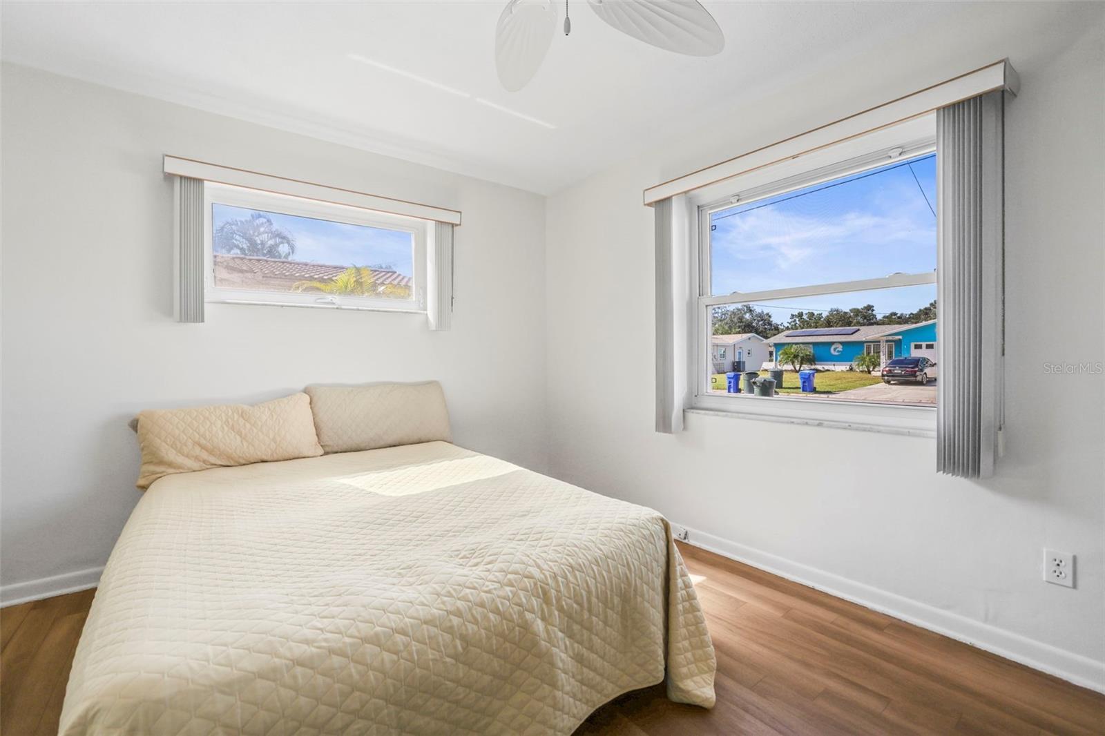 Image 21 of 40 For 1215 Lazy Lake Road E