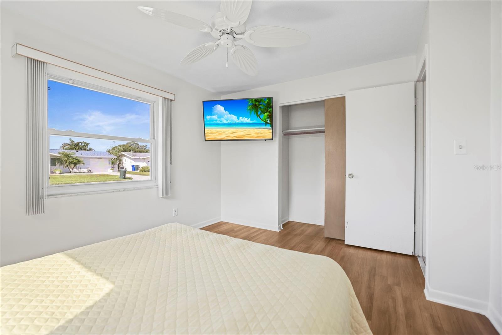 Image 22 of 40 For 1215 Lazy Lake Road E