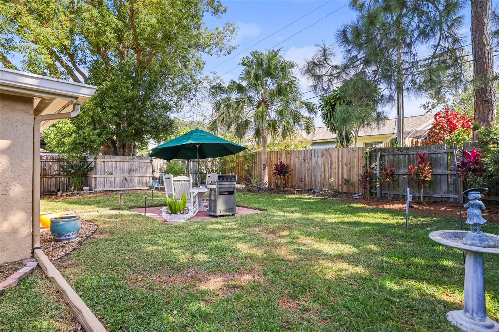 Image 4 of 40 For 1215 Lazy Lake Road E