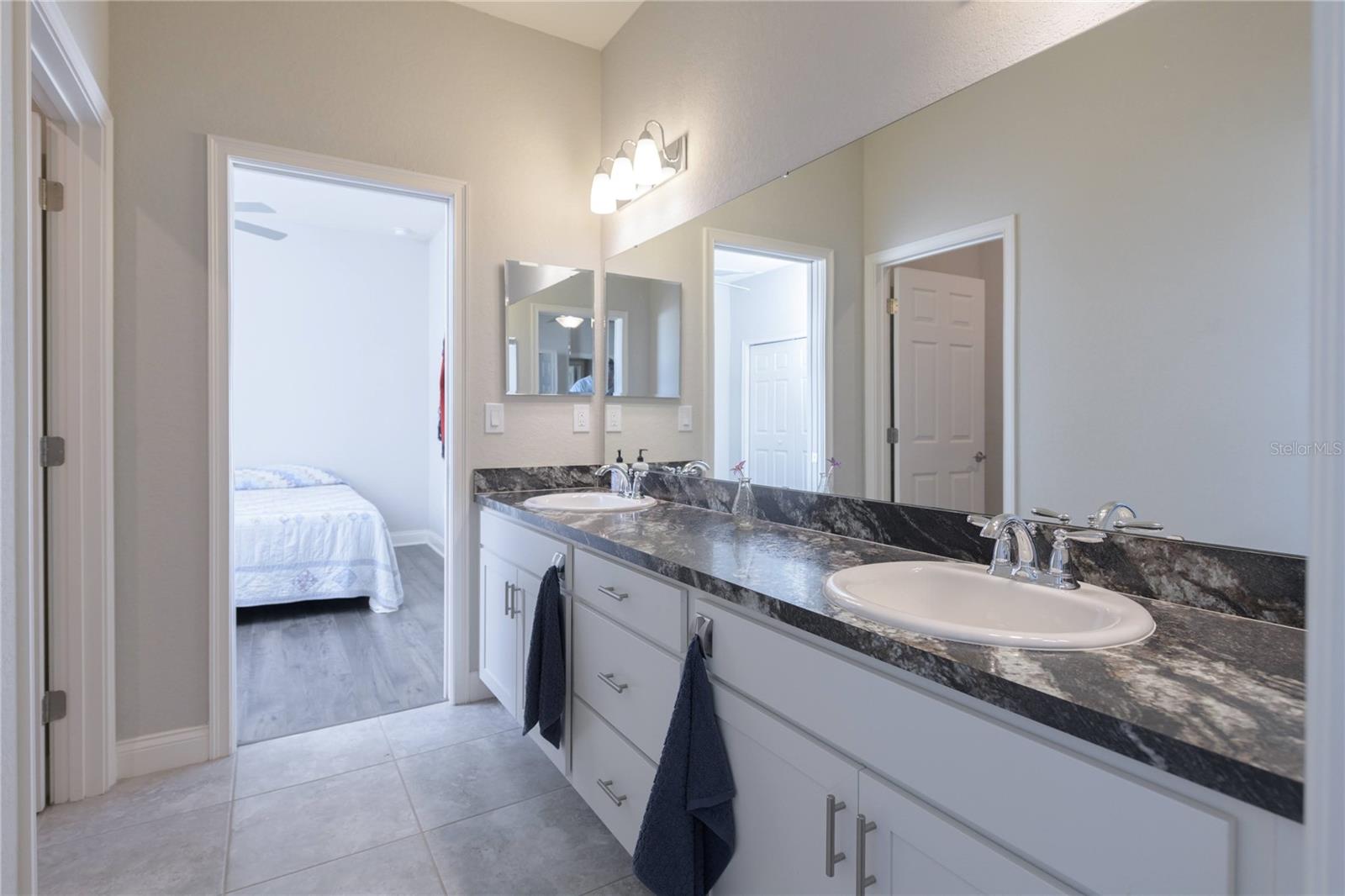 Listing photo id 18 for 4444 Devinshire Fields Loop