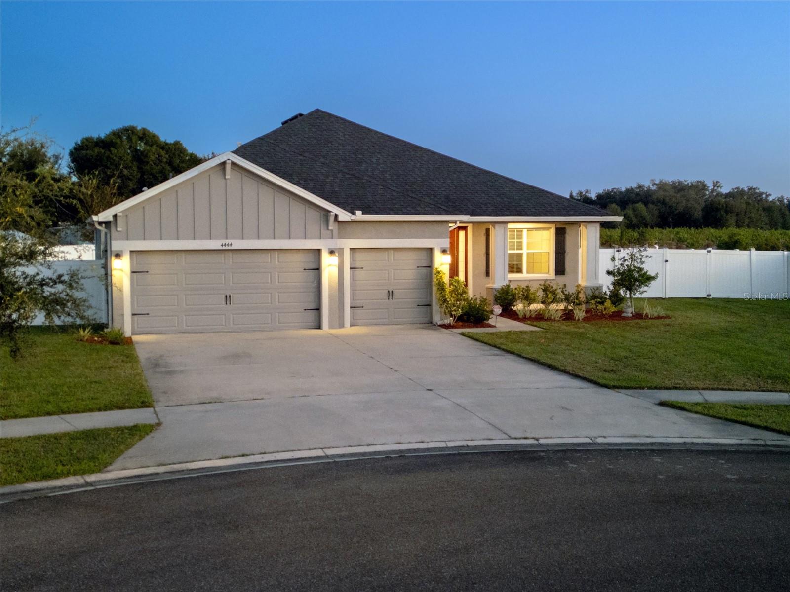 Listing photo id 2 for 4444 Devinshire Fields Loop