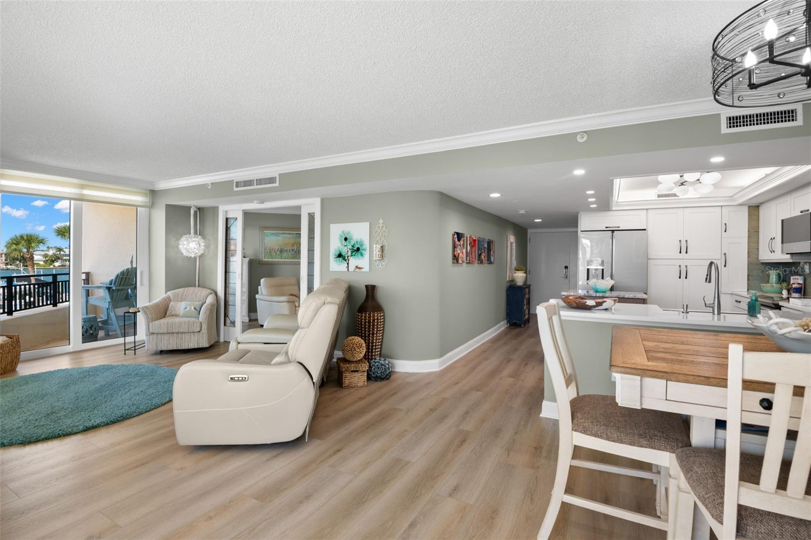 Image 10 of 42 For 690 Island Way 203