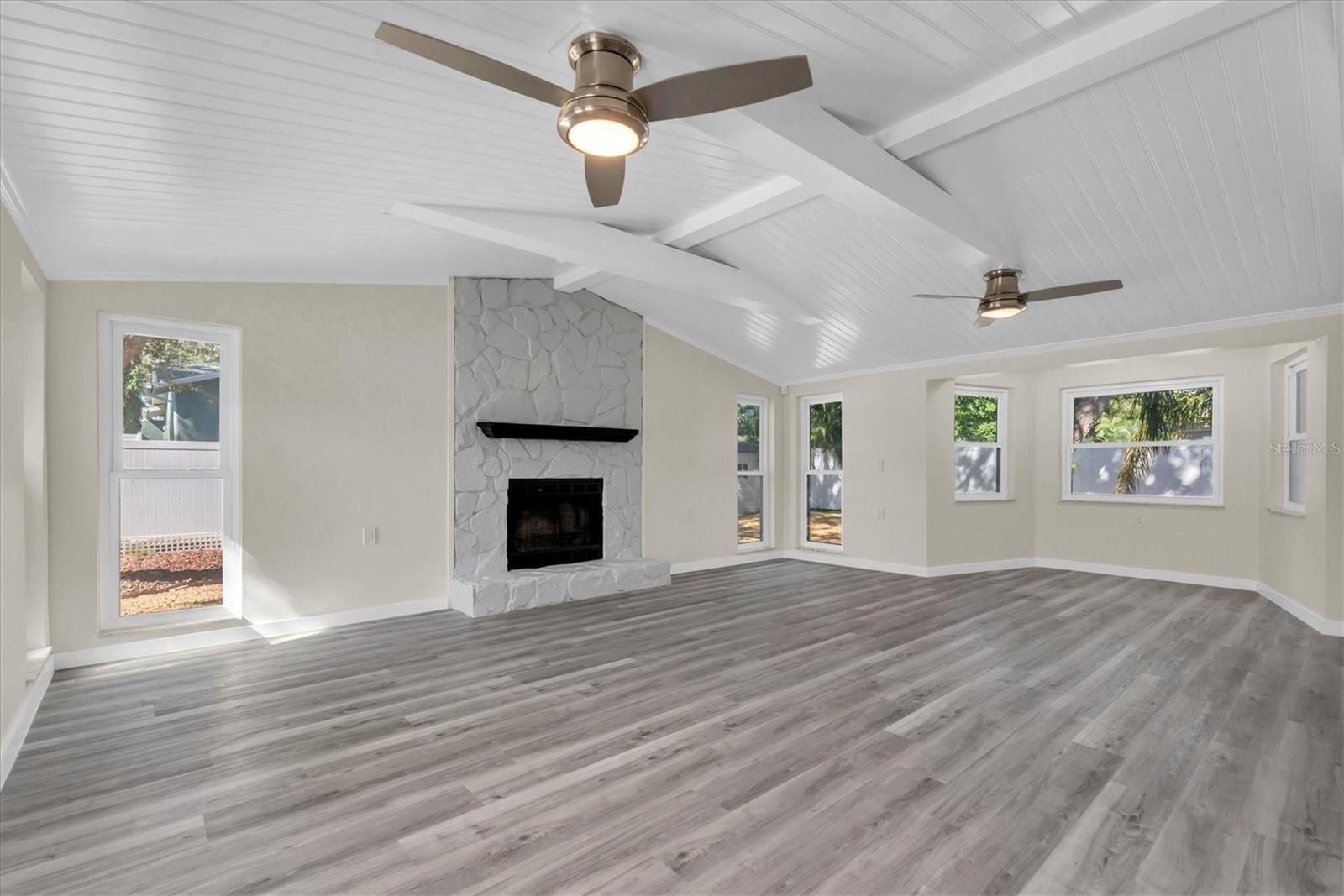 Listing photo id 8 for 5630 Denver Street Ne