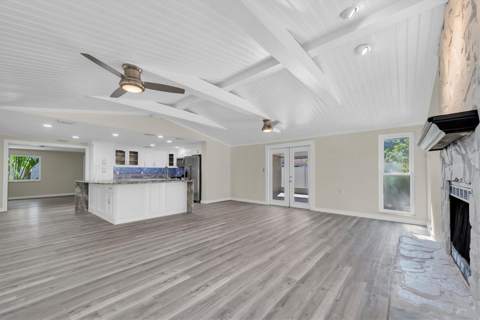 Listing photo id 13 for 5630 Denver Street Ne