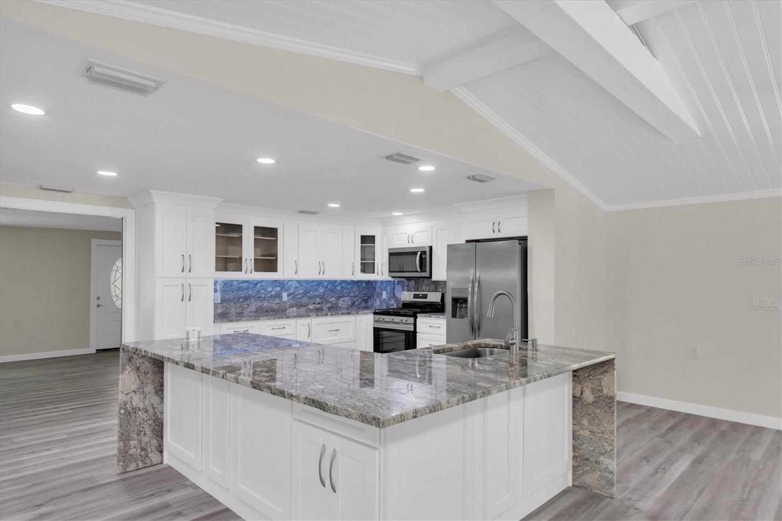 Listing photo id 15 for 5630 Denver Street Ne