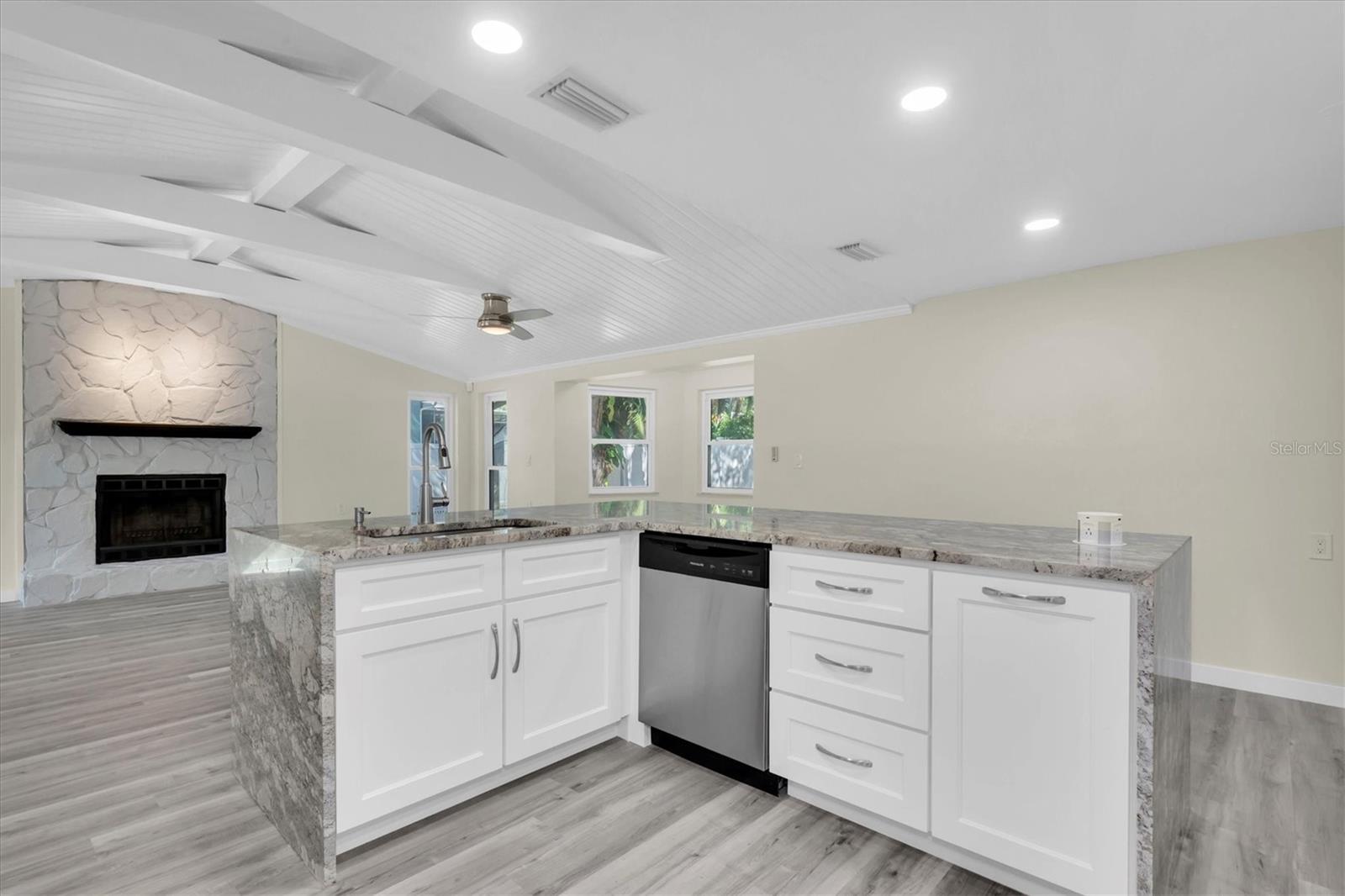 Listing photo id 18 for 5630 Denver Street Ne