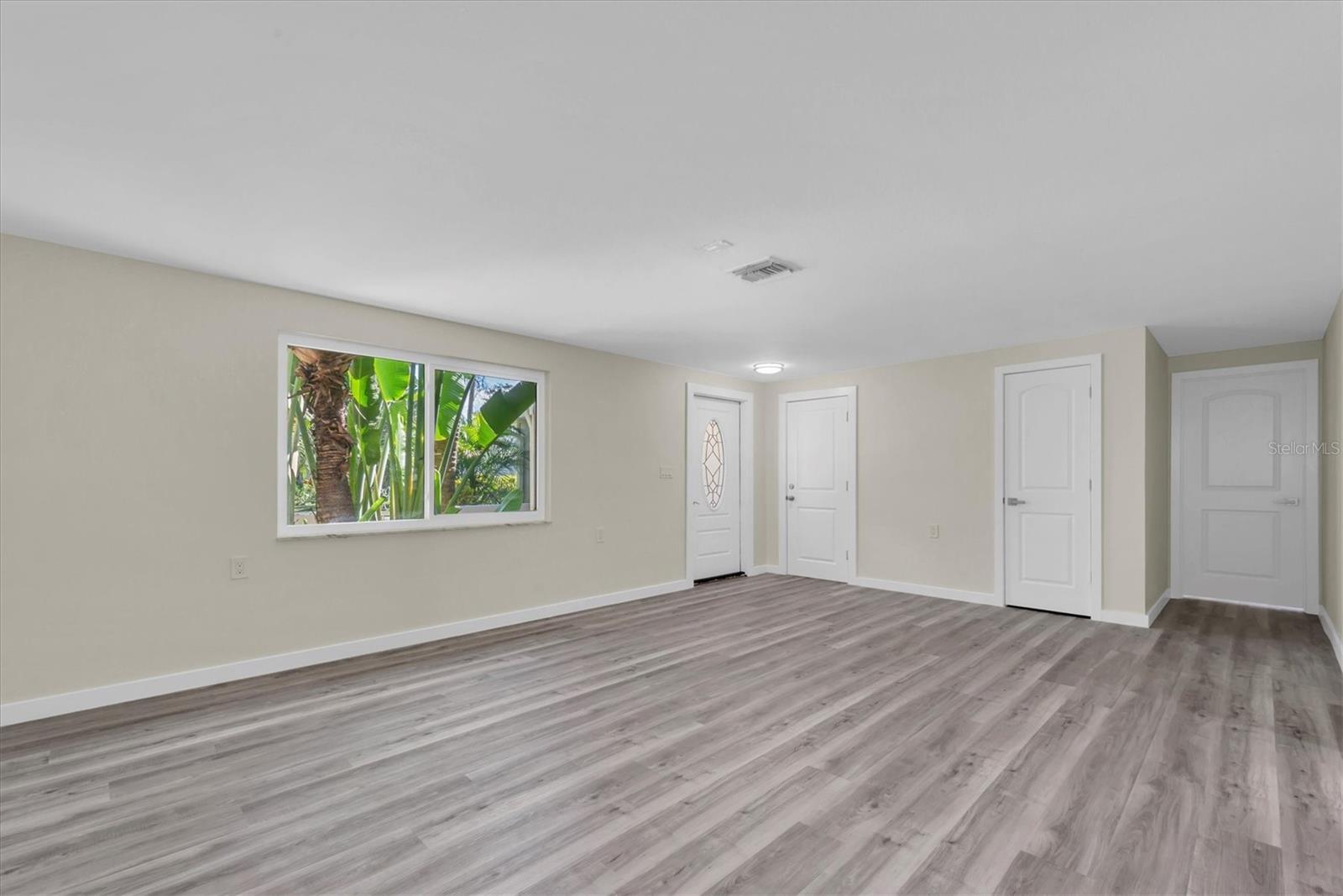 Listing photo id 2 for 5630 Denver Street Ne