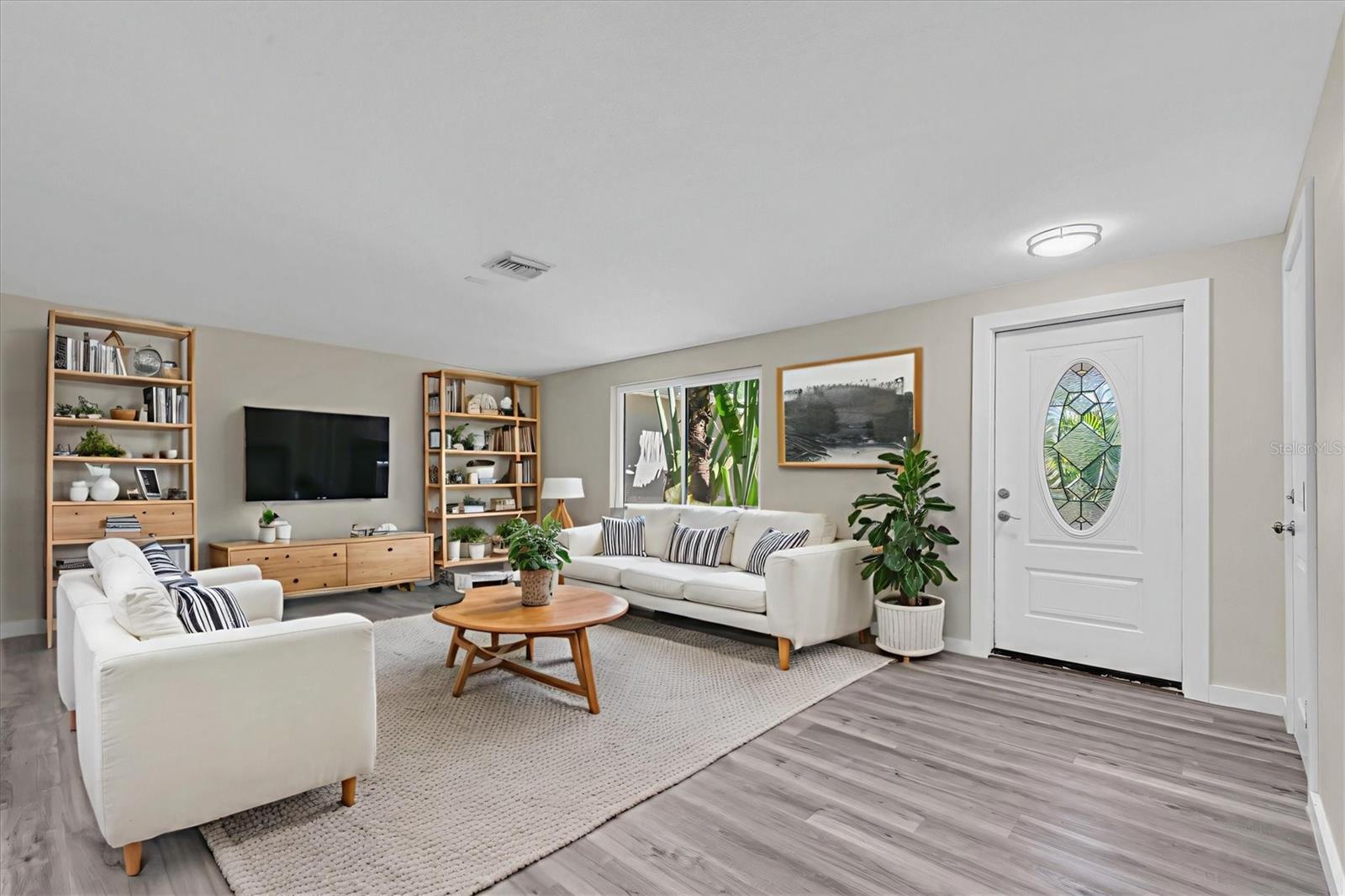 Listing photo id 3 for 5630 Denver Street Ne