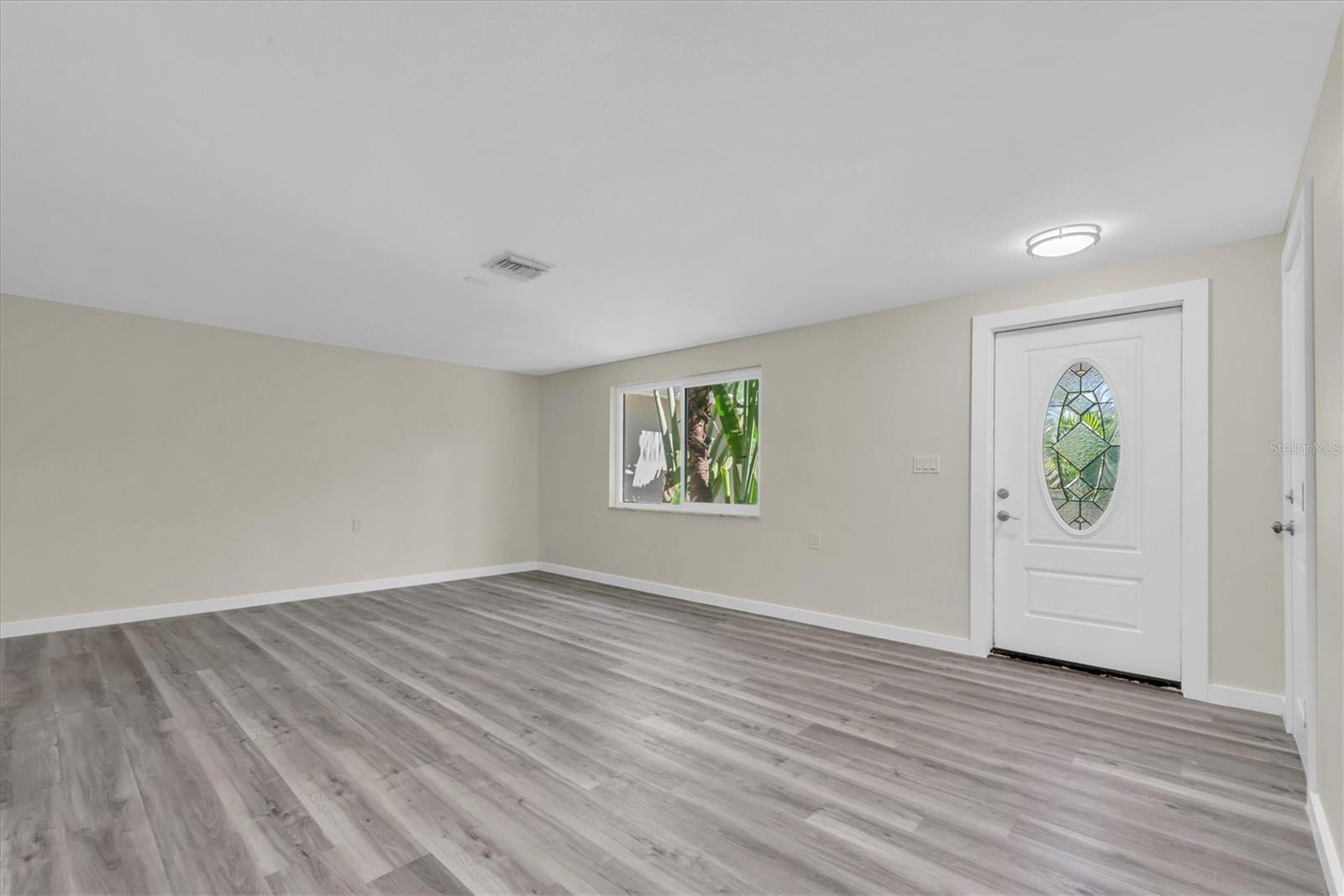 Listing photo id 4 for 5630 Denver Street Ne