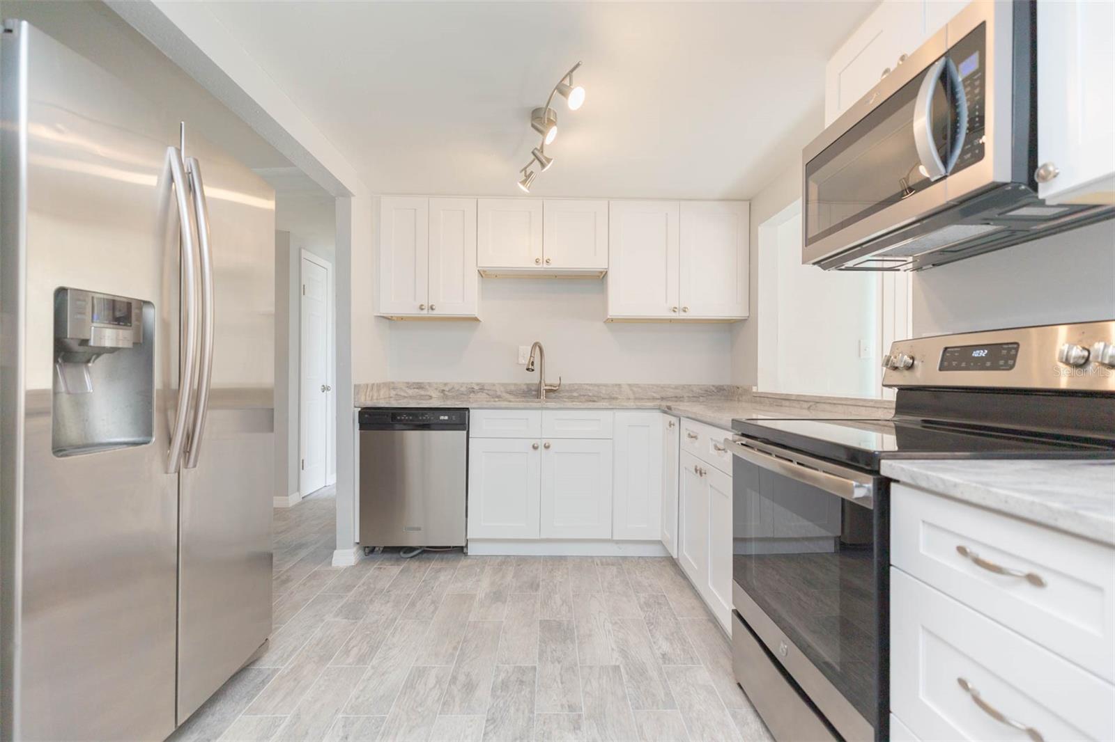 Image 10 of 25 For 12814 Kings Manor Avenue