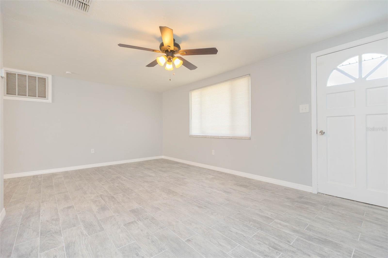 Image 5 of 25 For 12814 Kings Manor Avenue