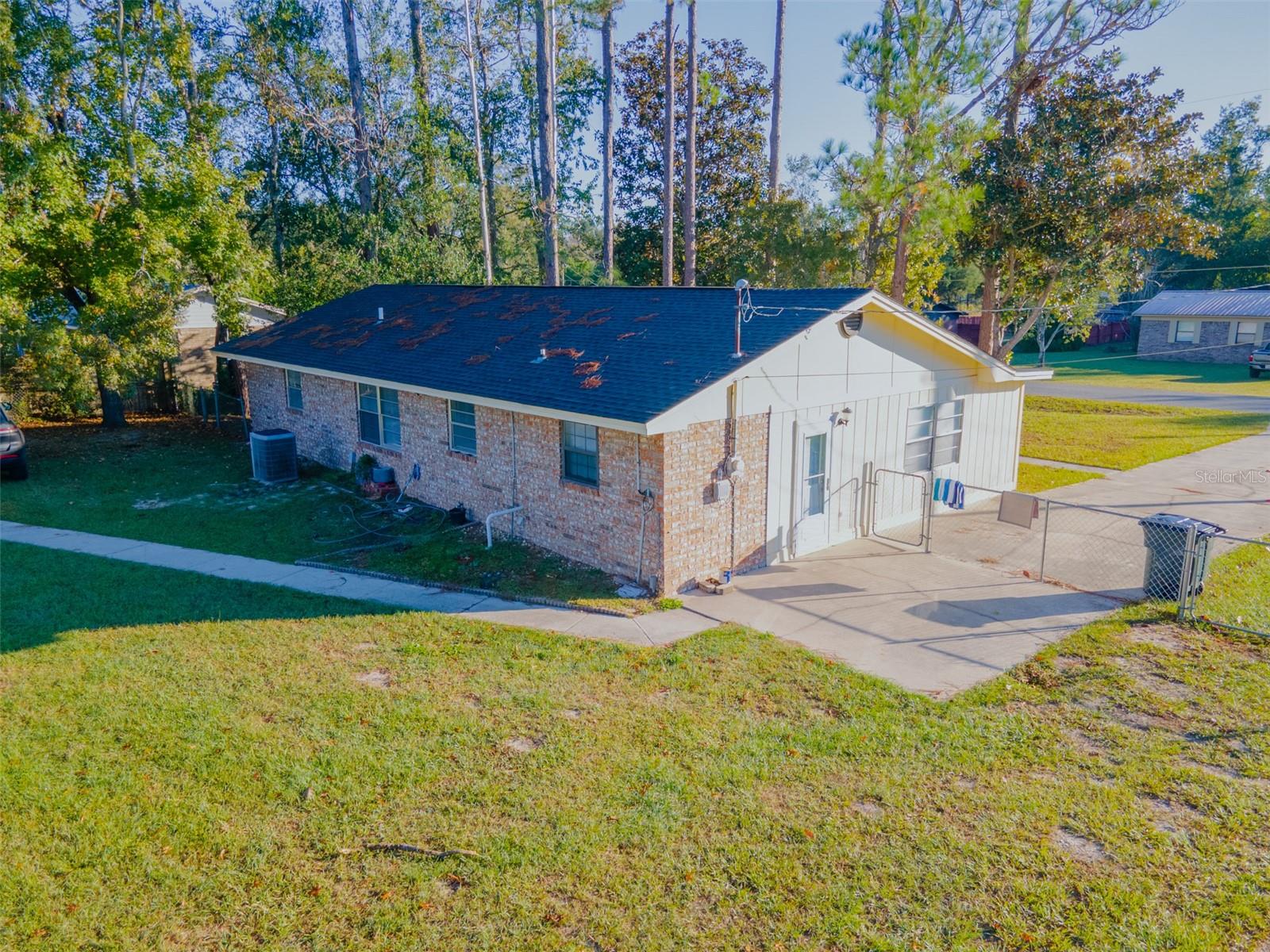 Listing photo id 0 for 248 Fabian Way