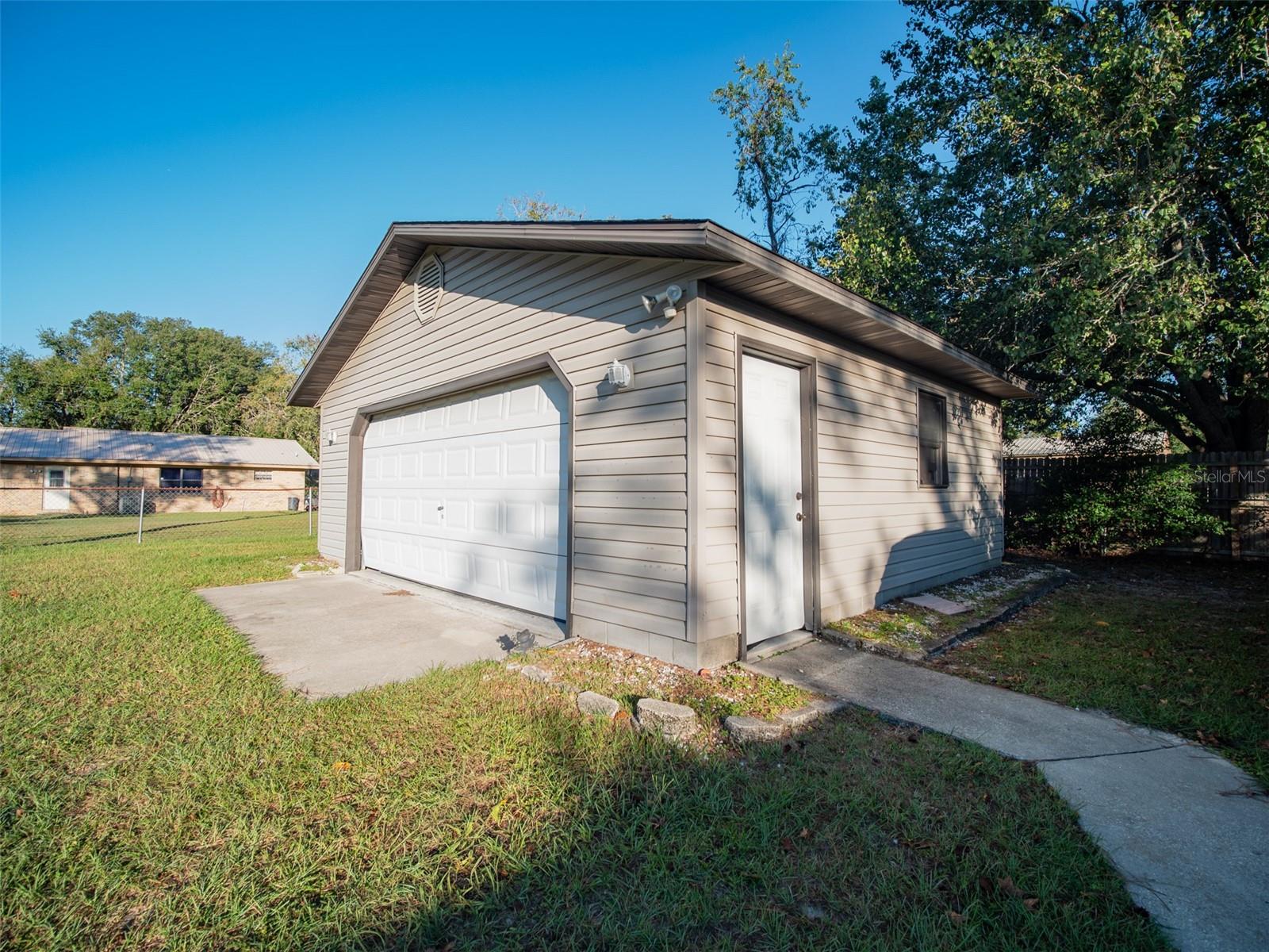 Listing photo id 2 for 248 Fabian Way