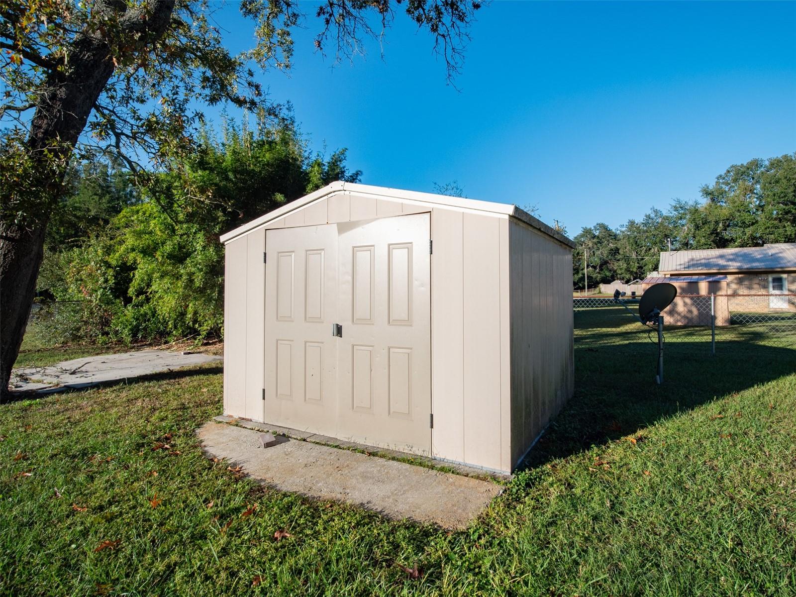 Listing photo id 3 for 248 Fabian Way