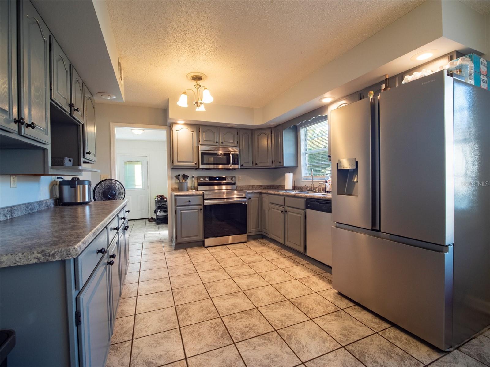 Listing photo id 4 for 248 Fabian Way