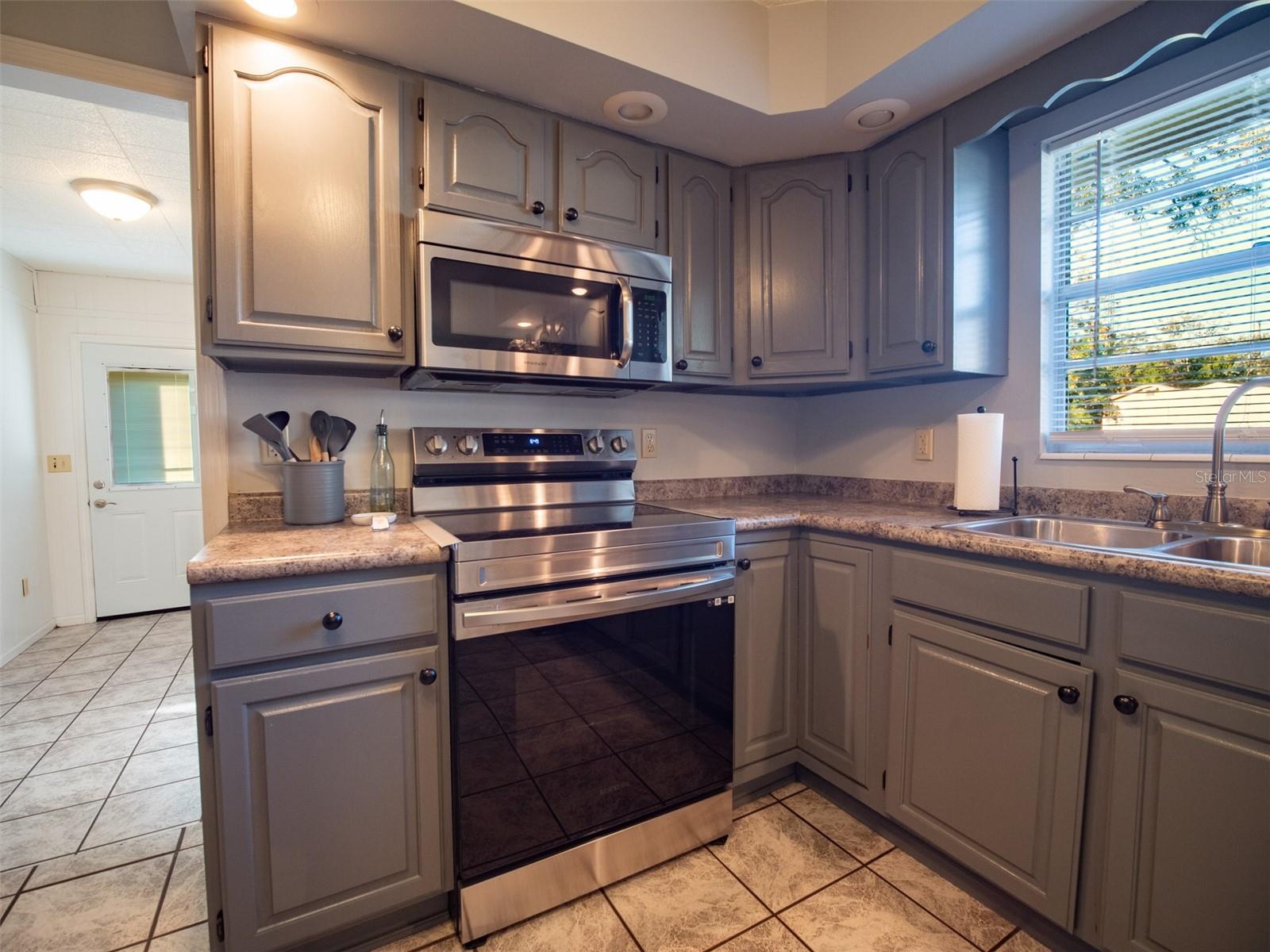 Listing photo id 5 for 248 Fabian Way