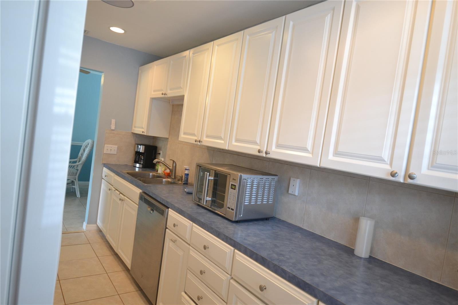 Image 4 of 48 For 1712 Suffolk Drive