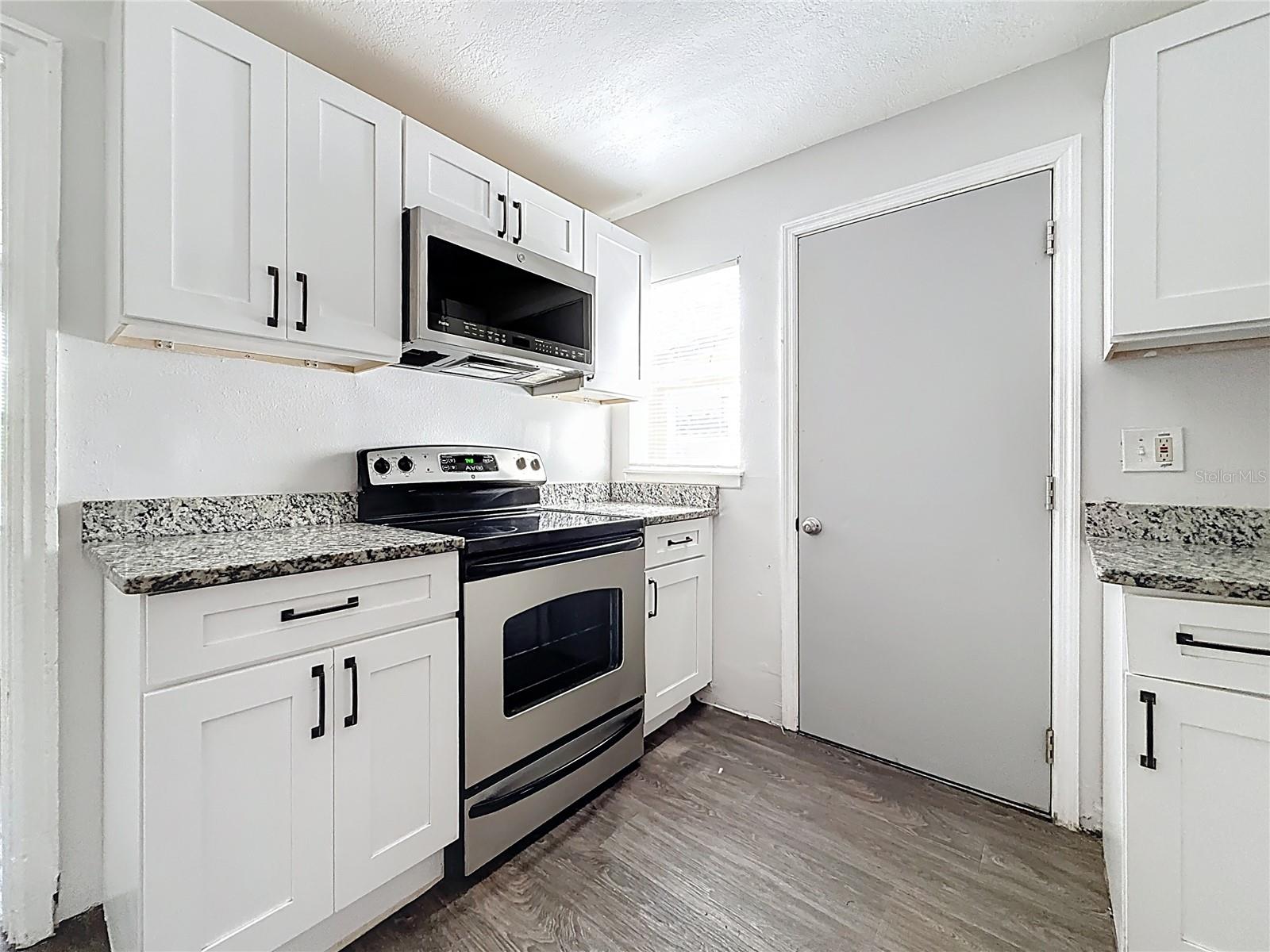 Image 7 of 26 For 618 17th Avenue S W