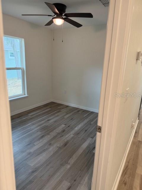 Listing photo id 11 for 902 Alsobrook Street