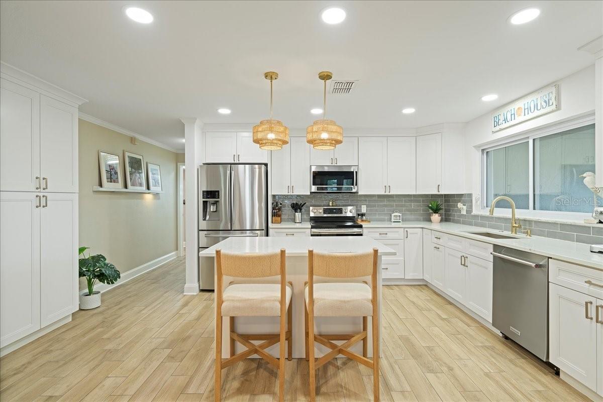 Listing photo id 13 for 8590 119th Street