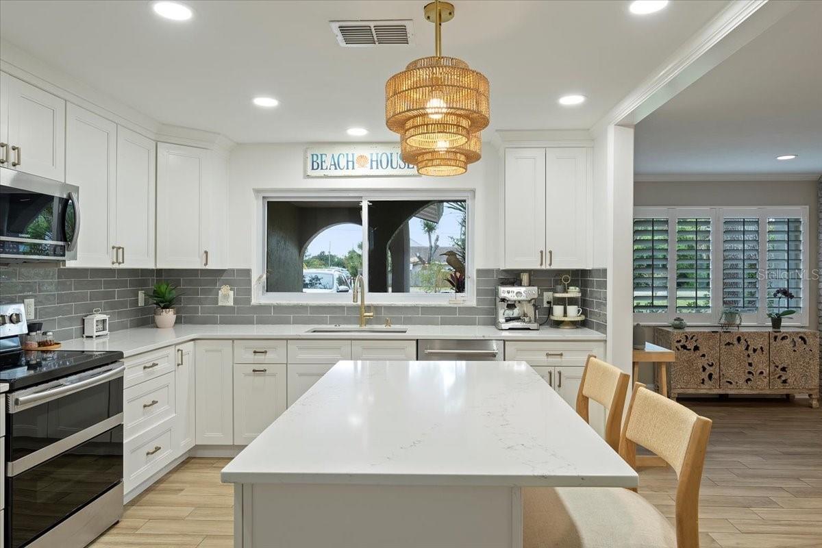 Listing photo id 14 for 8590 119th Street