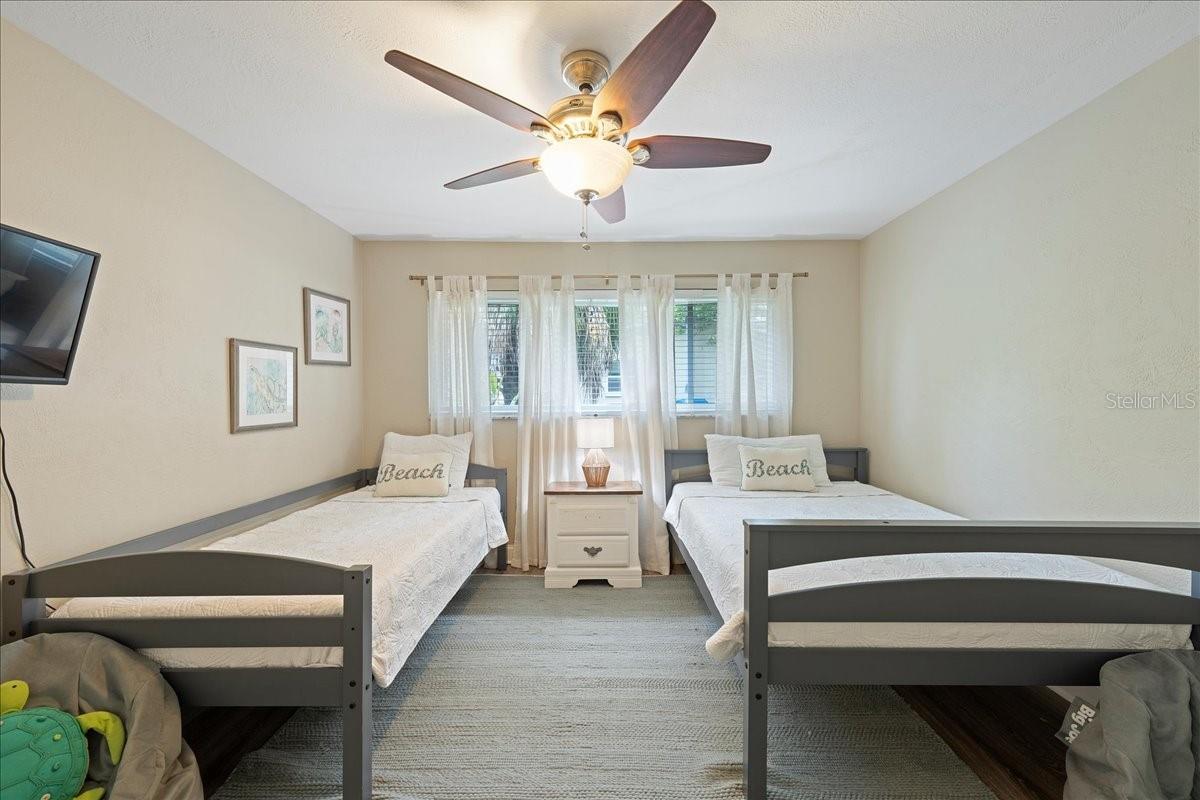 Listing photo id 33 for 8590 119th Street