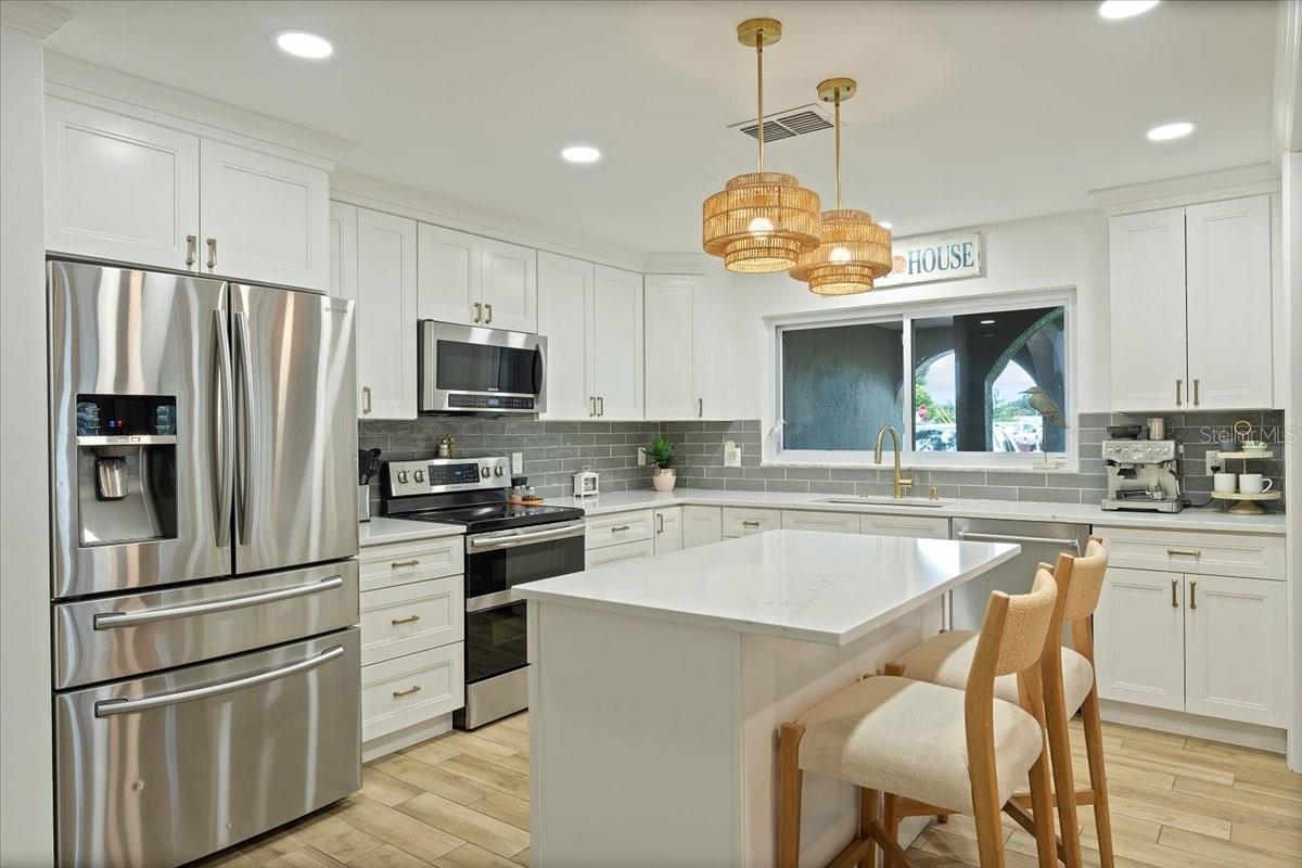 Listing photo id 2 for 8590 119th Street