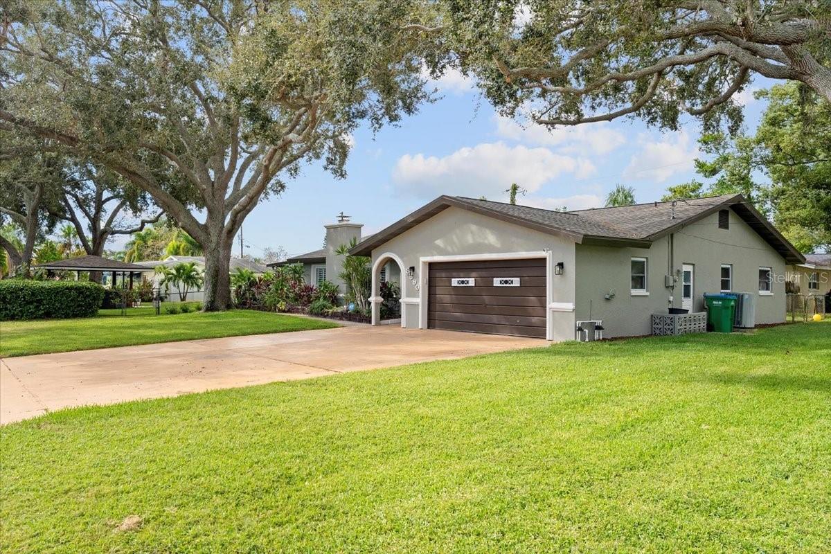 Listing photo id 47 for 8590 119th Street