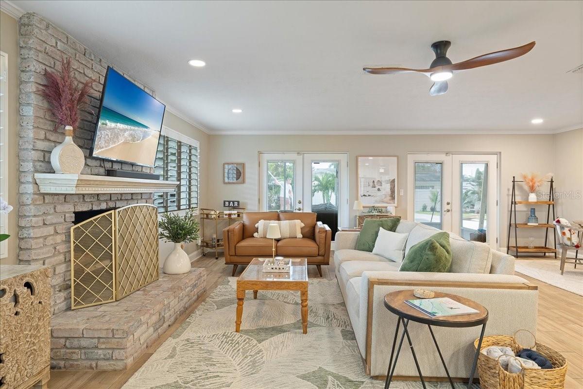 Listing photo id 3 for 8590 119th Street