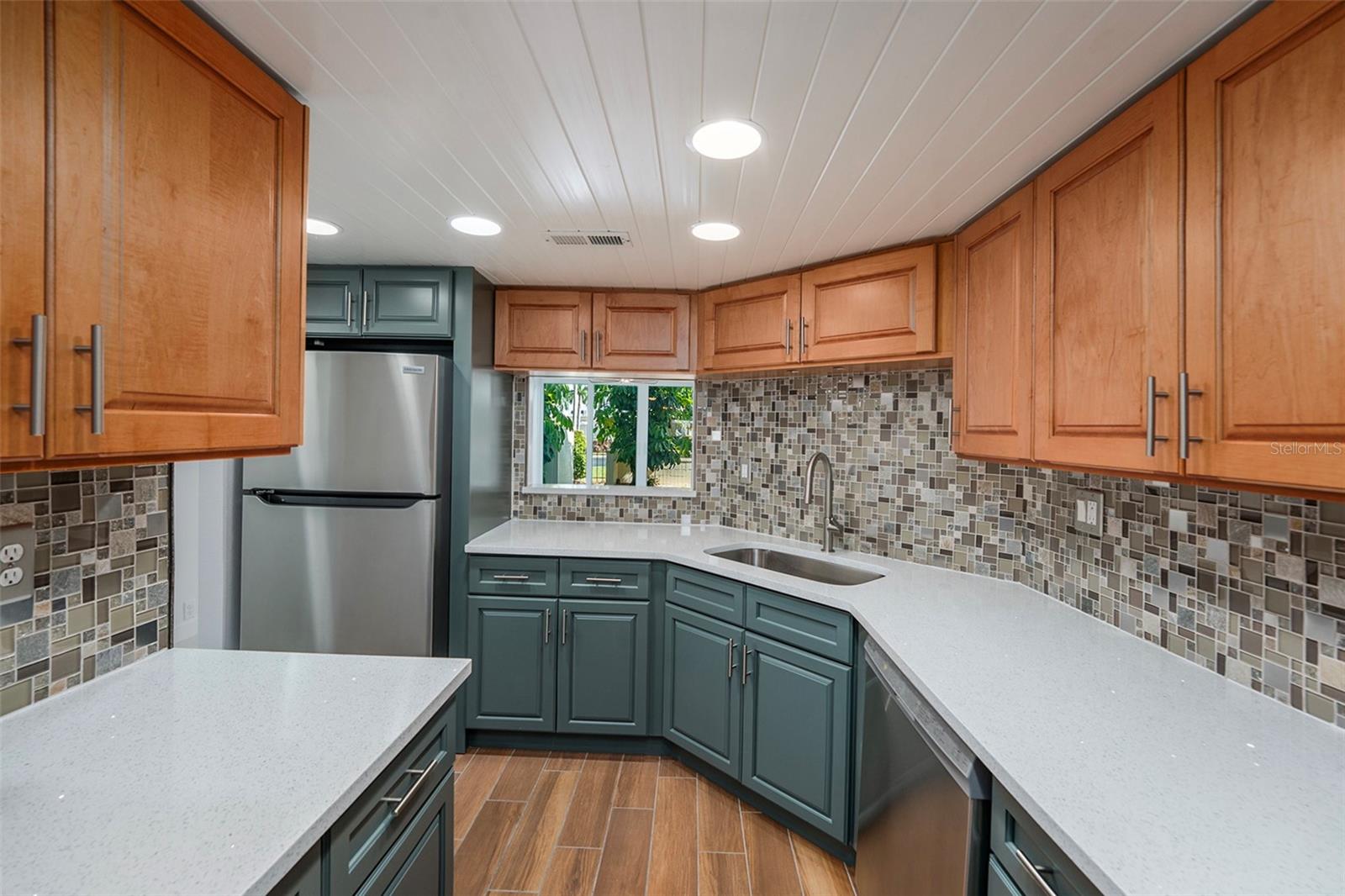 Image 6 of 30 For 7400 Sun Island Drive S 111