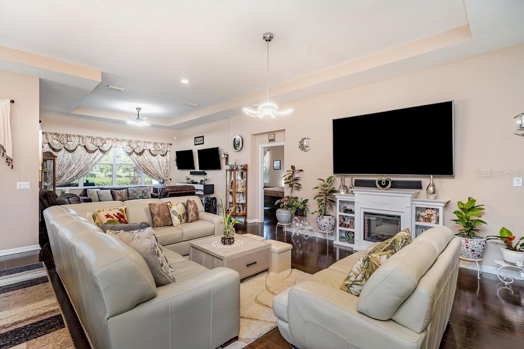 Image 10 of 29 For 909 Regal Manor Way