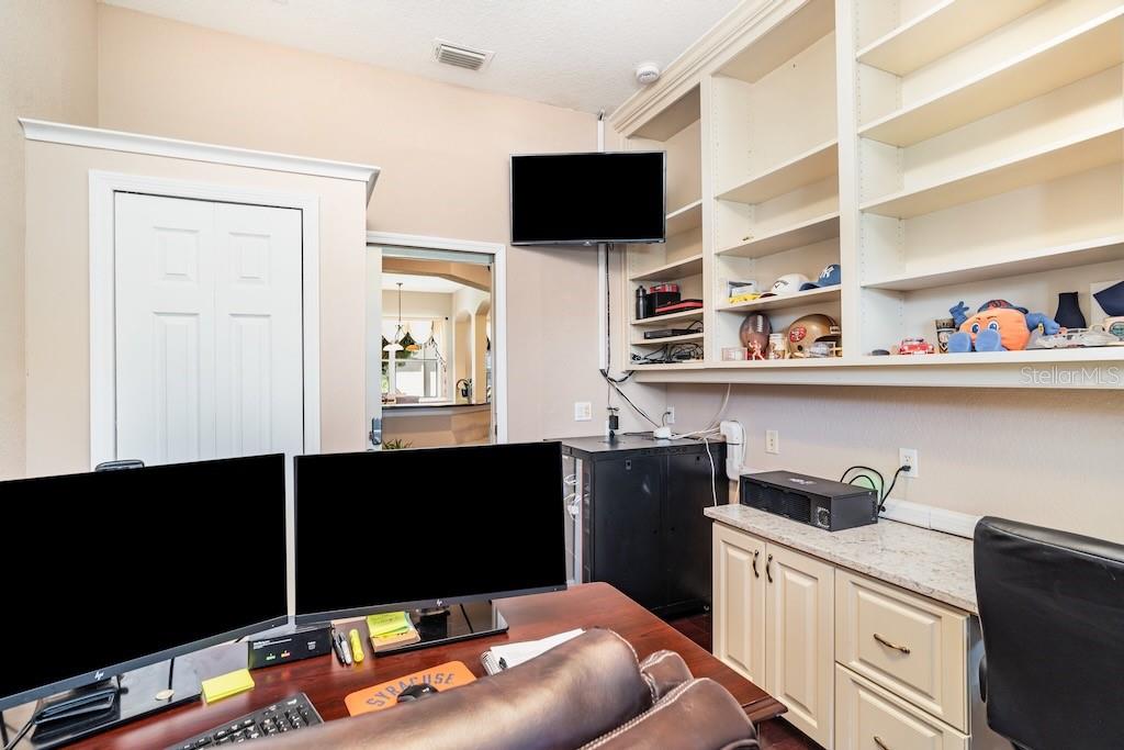 Image 21 of 29 For 909 Regal Manor Way