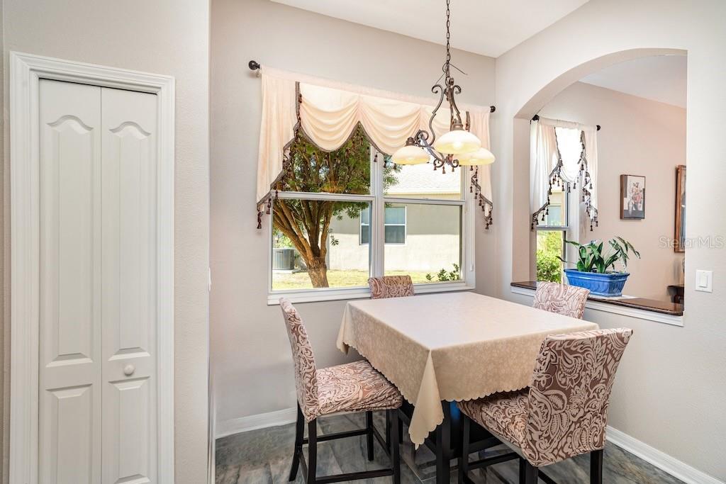 Image 6 of 29 For 909 Regal Manor Way