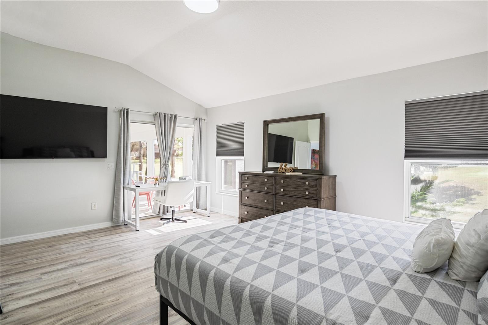 Listing photo id 20 for 1573 Norfolk Avenue