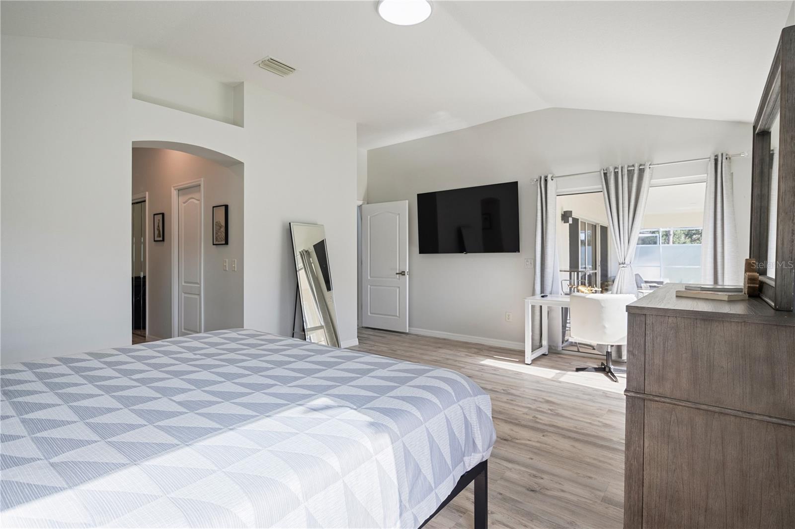 Listing photo id 21 for 1573 Norfolk Avenue