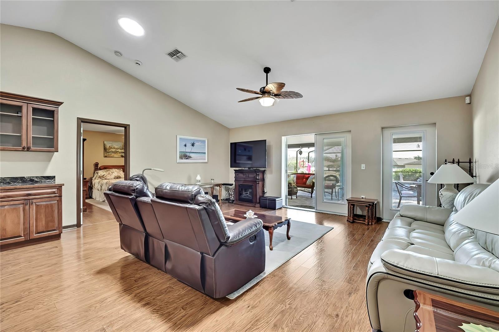 Image 5 of 32 For 7188 Sherman Hills Boulevard