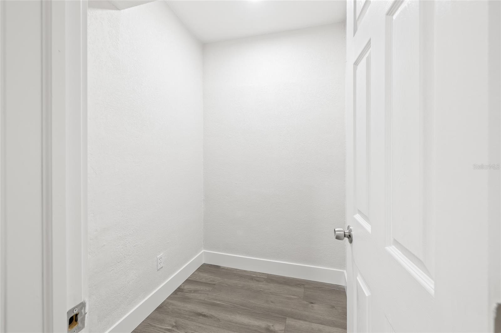 Image 11 of 34 For 110 Mission Hills Avenue