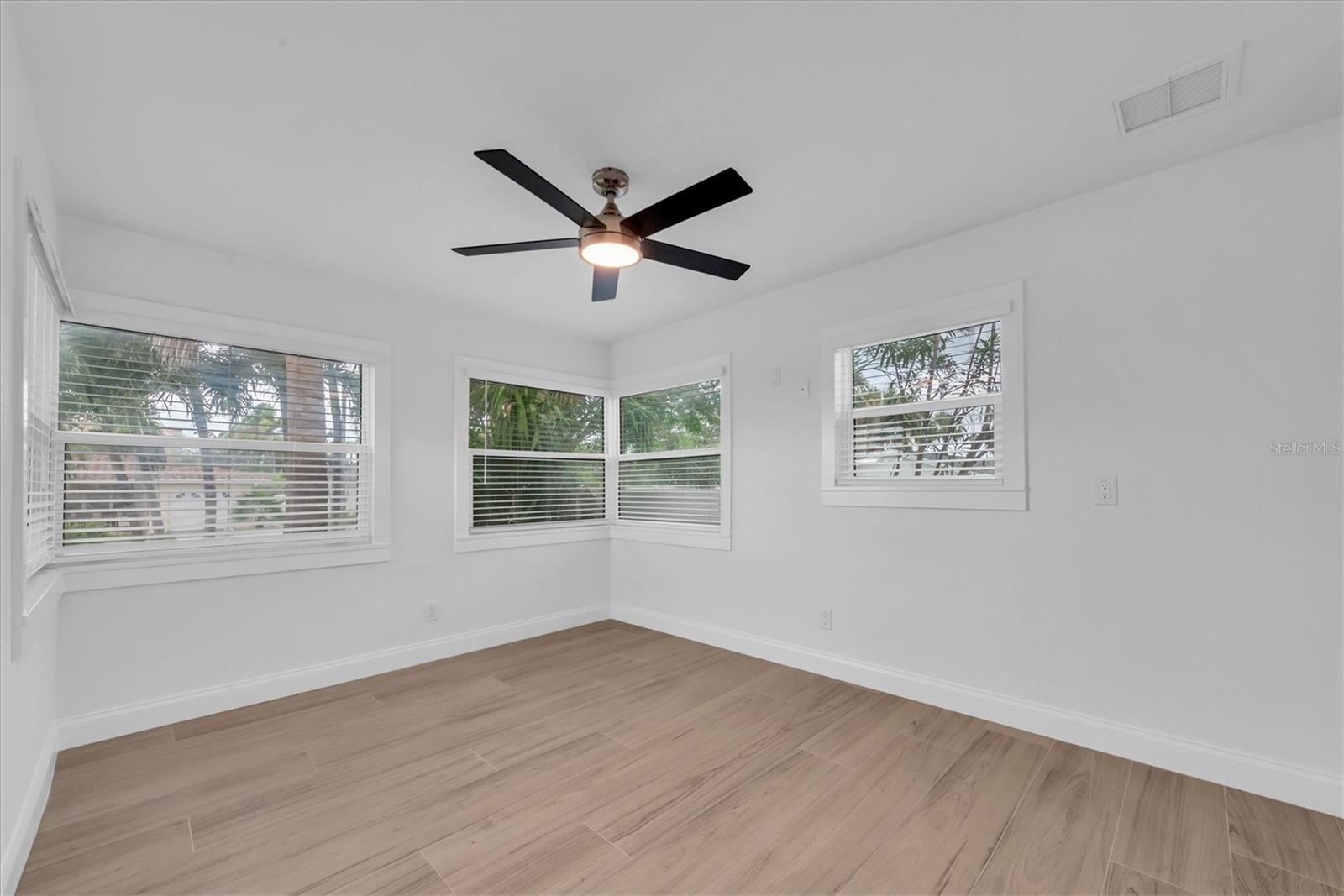 Image 19 of 42 For 907 Narcissus Avenue