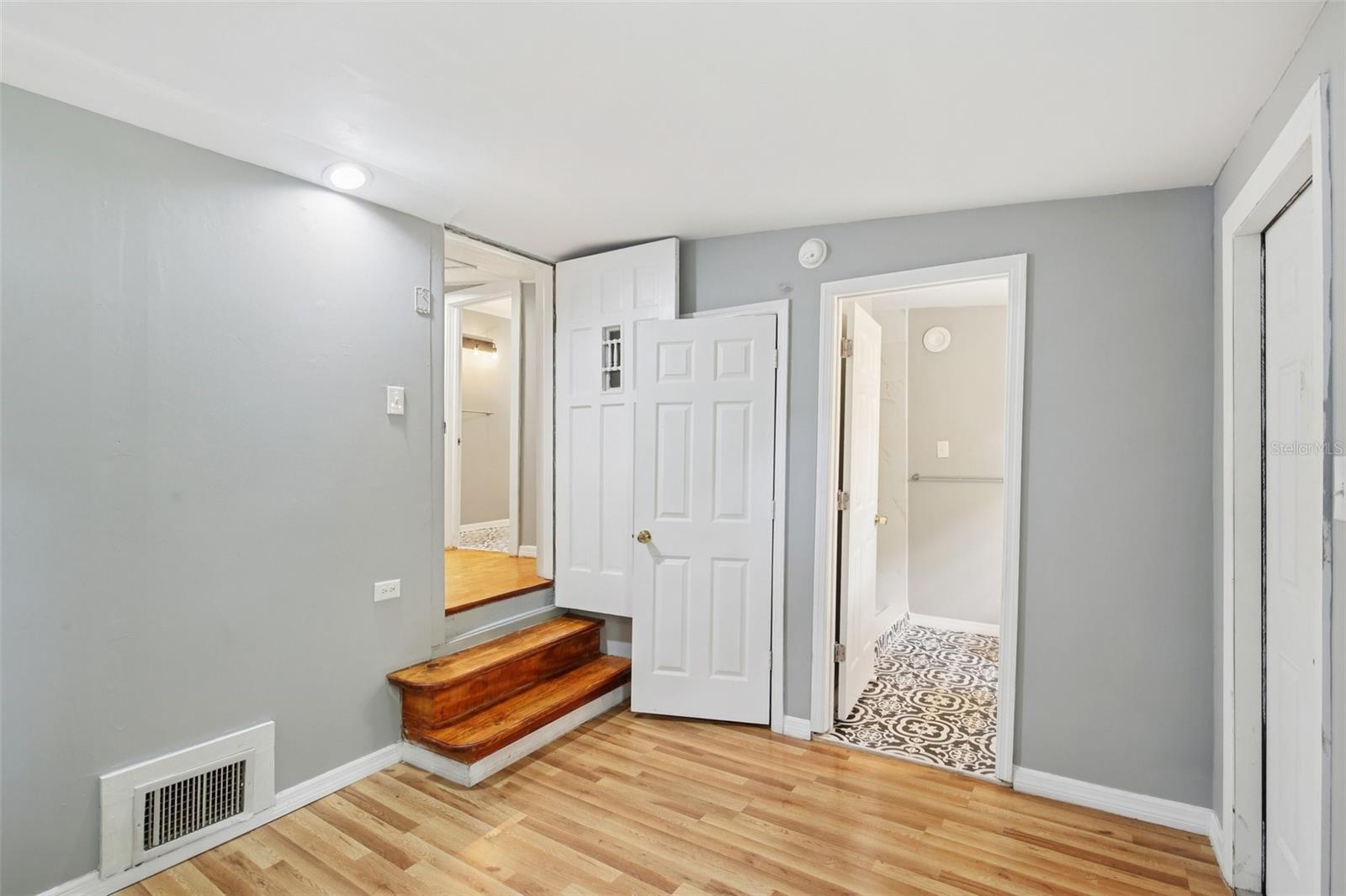 Image 10 of 53 For 924 Vistabula Street